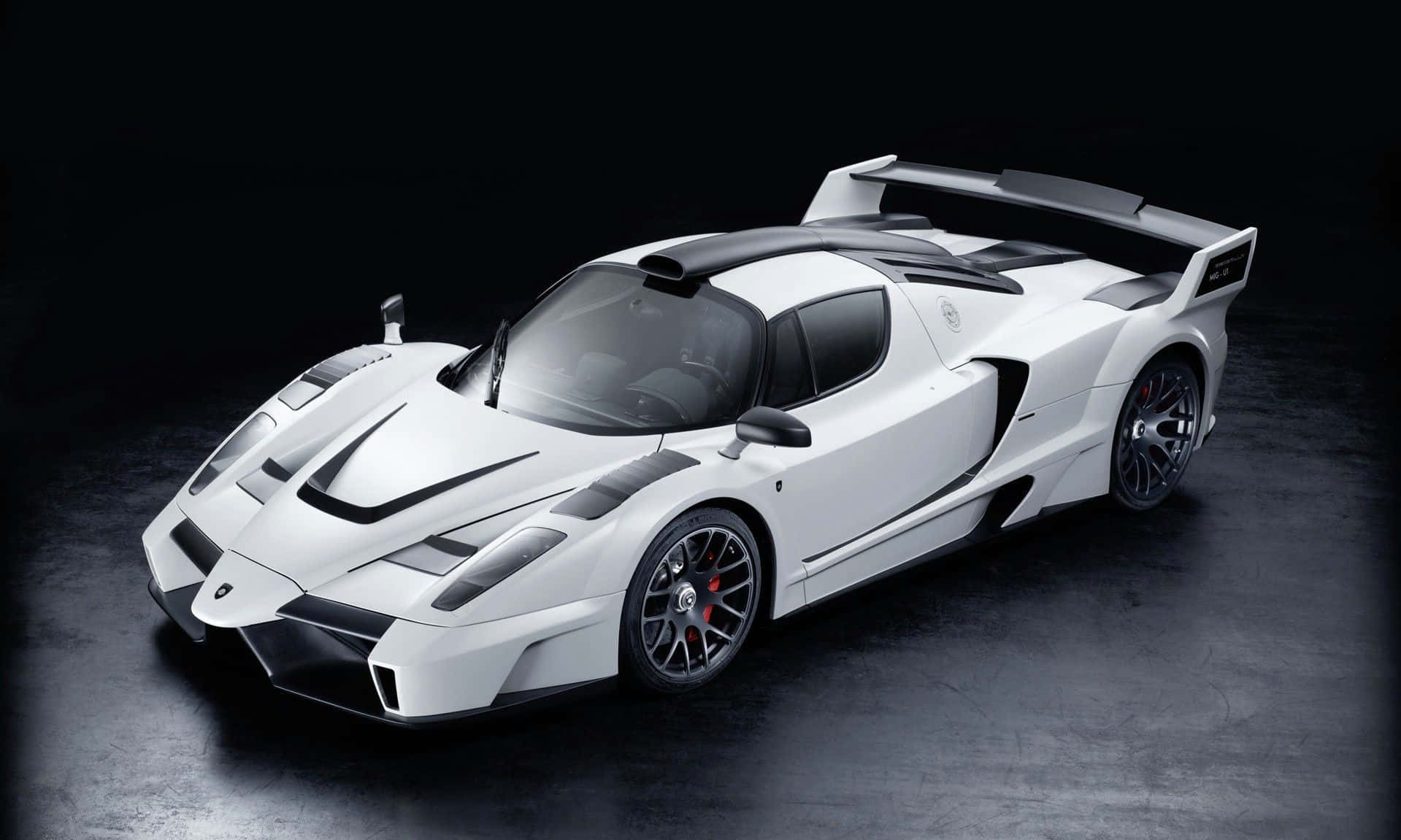 Ferrari Enzo 桌布 壁紙 — 一輛時尚的白色法拉利Enzo跑車，帶有黑色飾件和紅色制動卡鉗，在深色工作室背景下戲劇性地擺出姿勢。