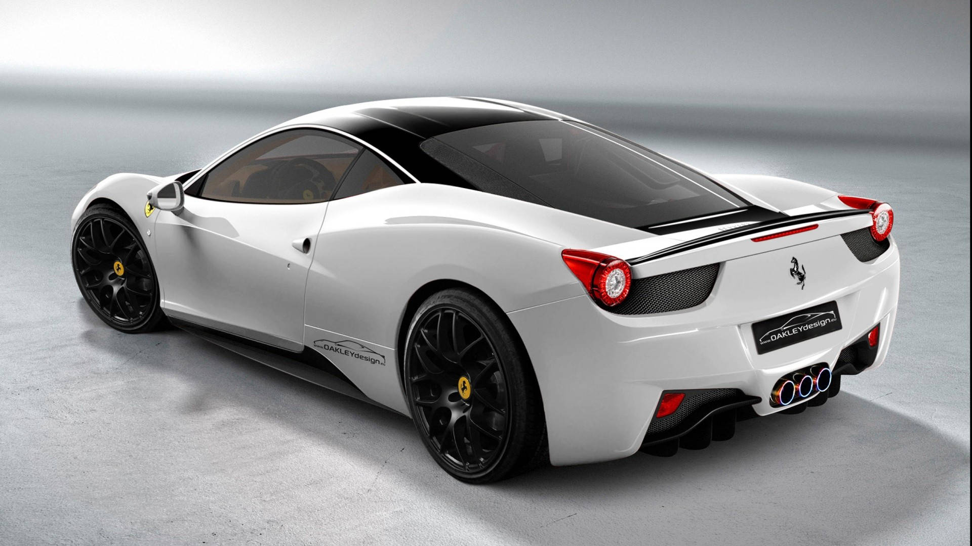 white ferrari 桌布 壁紙 — 一輛時尚的白色法拉利跑車，帶有黑色飾邊和黃色輪轂蓋，在簡約的攝影棚環境中展示。