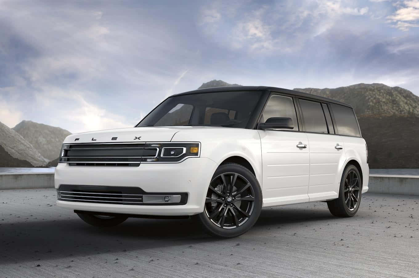 Ford Flex 桌布 壁紙 — 一輛時尚的白色福特Flex SUV，配黑色輪圈，停泊在混凝土觀景台上，背景是崎嶇的山脈和陰天。