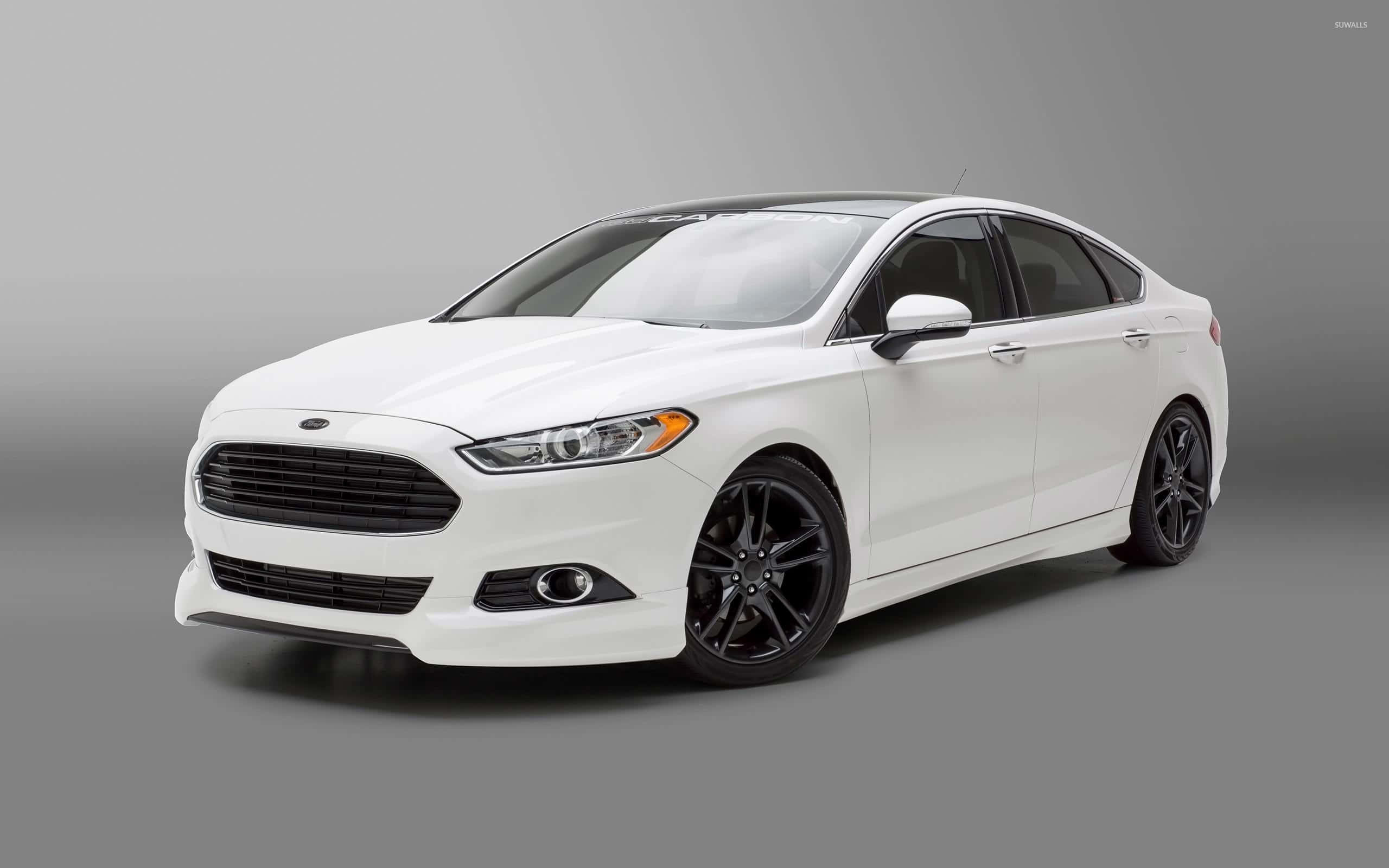 Ford Fusion 桌布 壁紙 — 一輛時尚的白色福特Fusion轎車搭配黑色輪圈，在灰色中性攝影棚背景前展示。