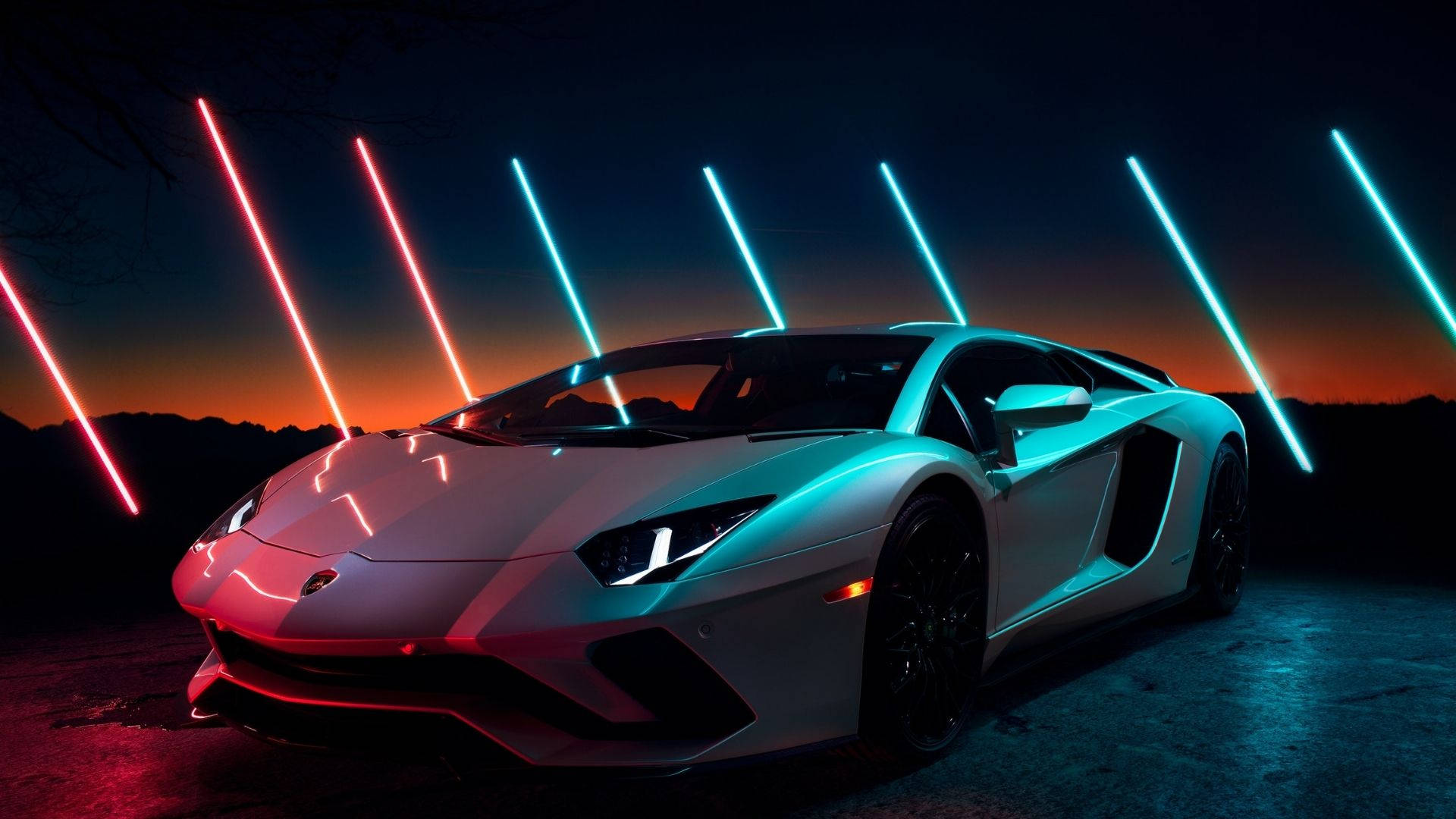 蘭博基尼 桌布 壁紙 — 一輛時尚的白色藍寶堅尼 Aventador 在暮色天空下，在鮮豔的紅色和青色霓虹燈光束中閃閃發光。