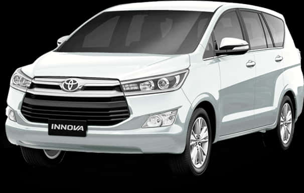 豐田 桌布 壁紙 — 一輛時尚的白色豐田 Innova 小型客車在黑色背景前展示，工作室燈光凸顯其現代設計。