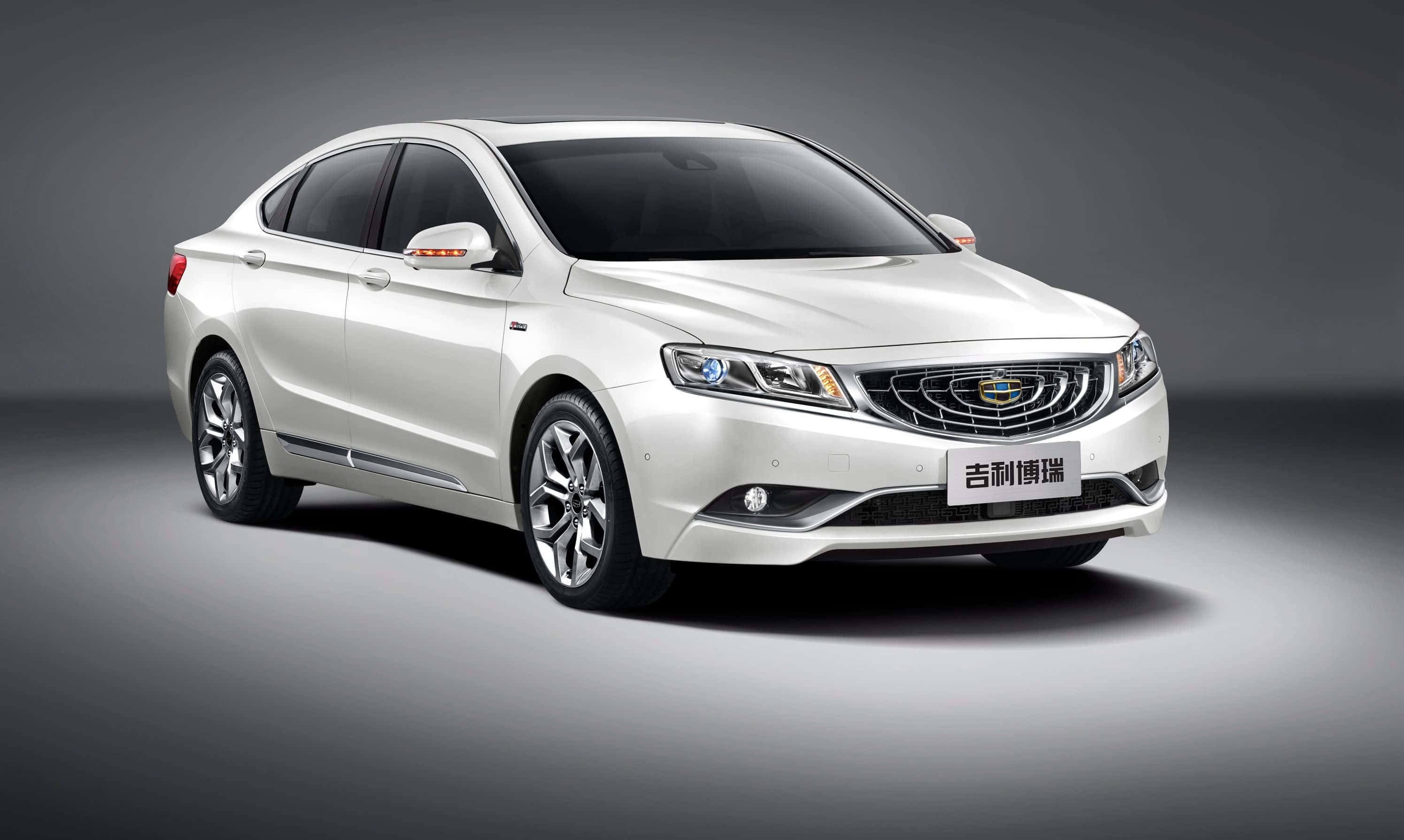 Geely 桌布 壁紙 — 一輛時尚的白色豪華轎車在攝影棚內以戲劇性燈光和漸變灰色背景展示。