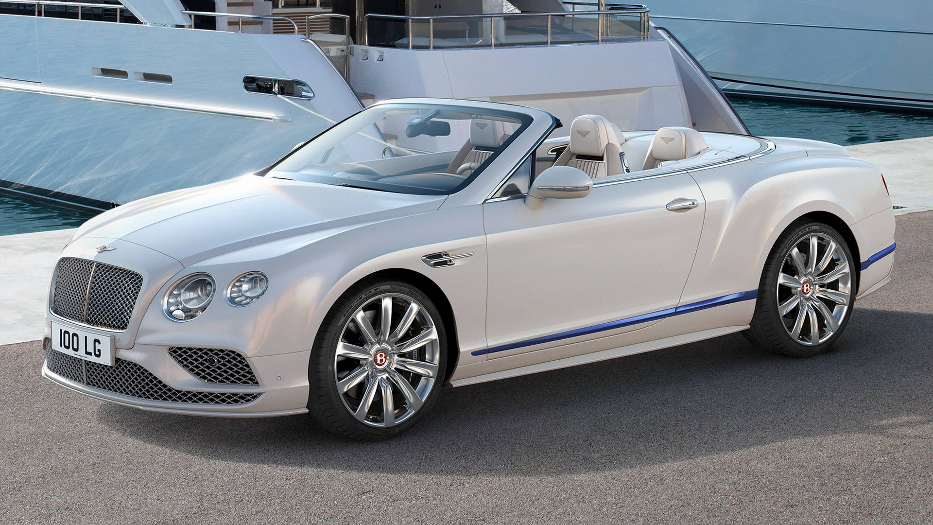 bentley HD 桌布 壁紙 — 一輛時尚的白色賓利敞篷車停泊在陽光明媚的海濱碼頭旁，旁邊是一艘豪華遊艇。