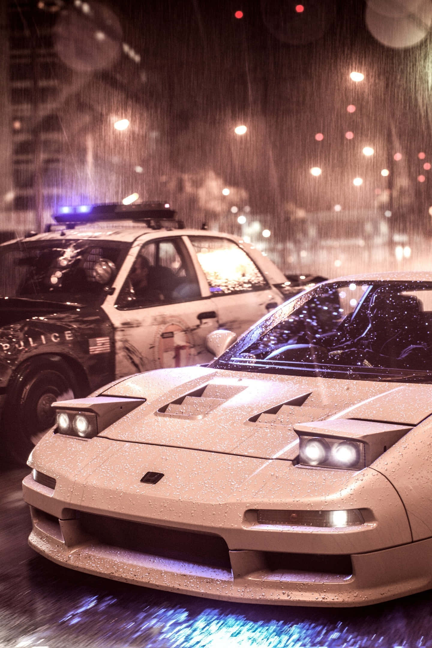 Law Enforcement 桌布 壁紙 — 一輛時尚的白色跑車在雨水濕滑的城市燈光下閃閃發光，後面有一輛警車，構成一個霓虹燈閃爍的都市夜景。
