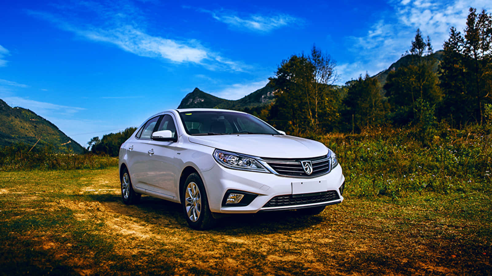 Baojun 桌布 壁紙 — 一輛時尚的白色轎車停泊在青草山坡上，背景是湛藍的天空、遠山和零星的白雲。