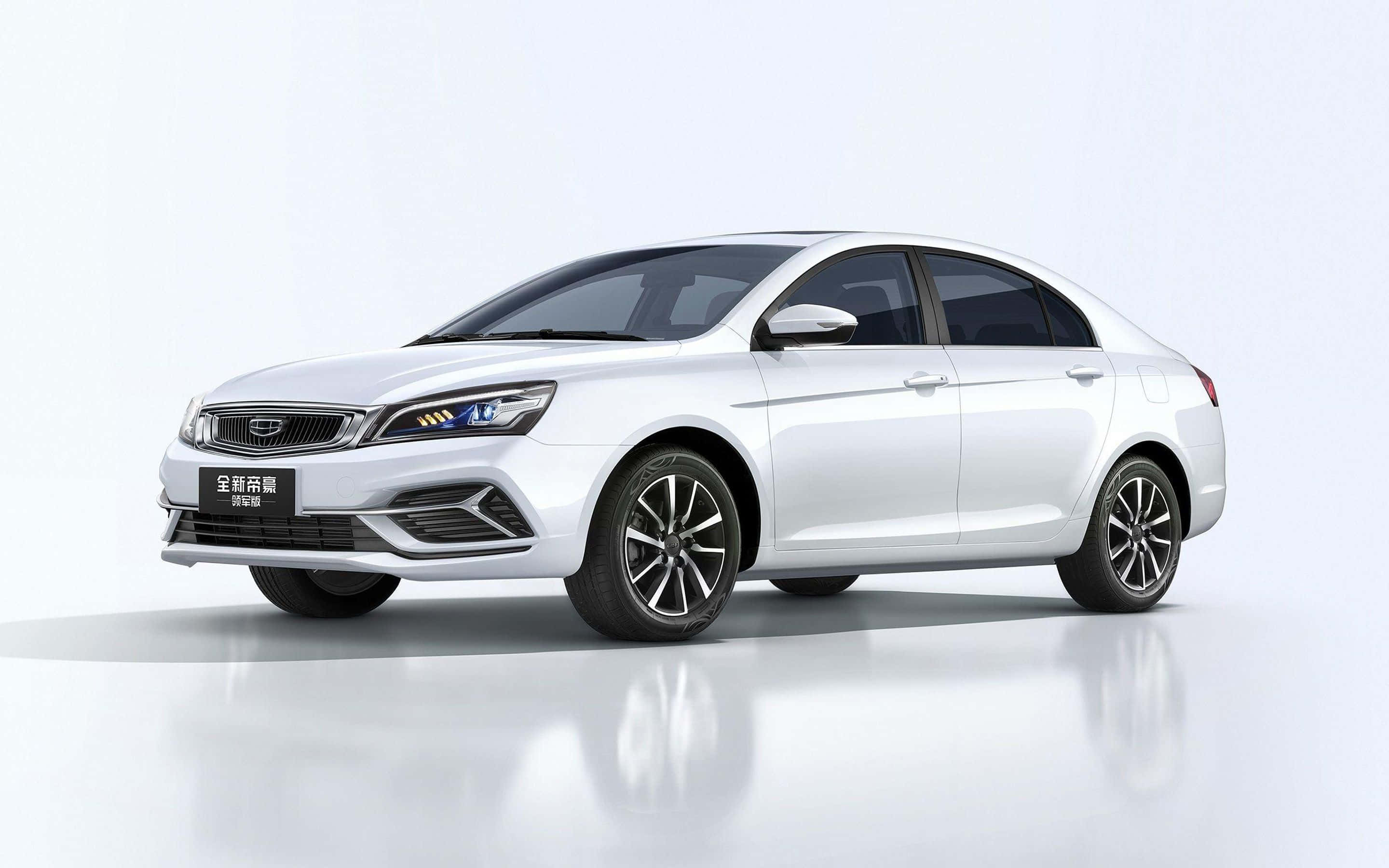 Geely 桌布 壁紙 — 一輛時尚的白色轎車搭配黑色輪圈，在極簡風格的攝影棚中展示，地板具有反射效果。