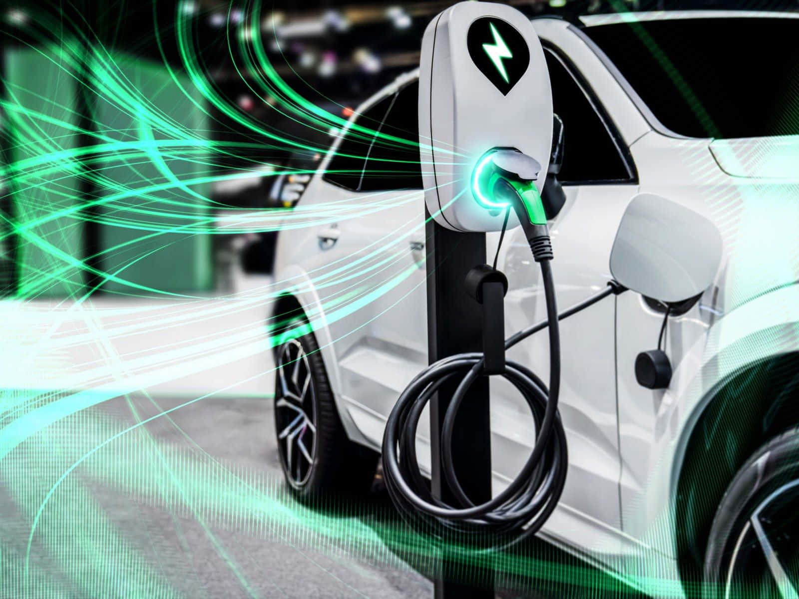 Electric Vehicle 桌布 壁紙 — 一輛時尚的白色電動車正在充電站充電，周圍有發光的綠色能量流旋轉。