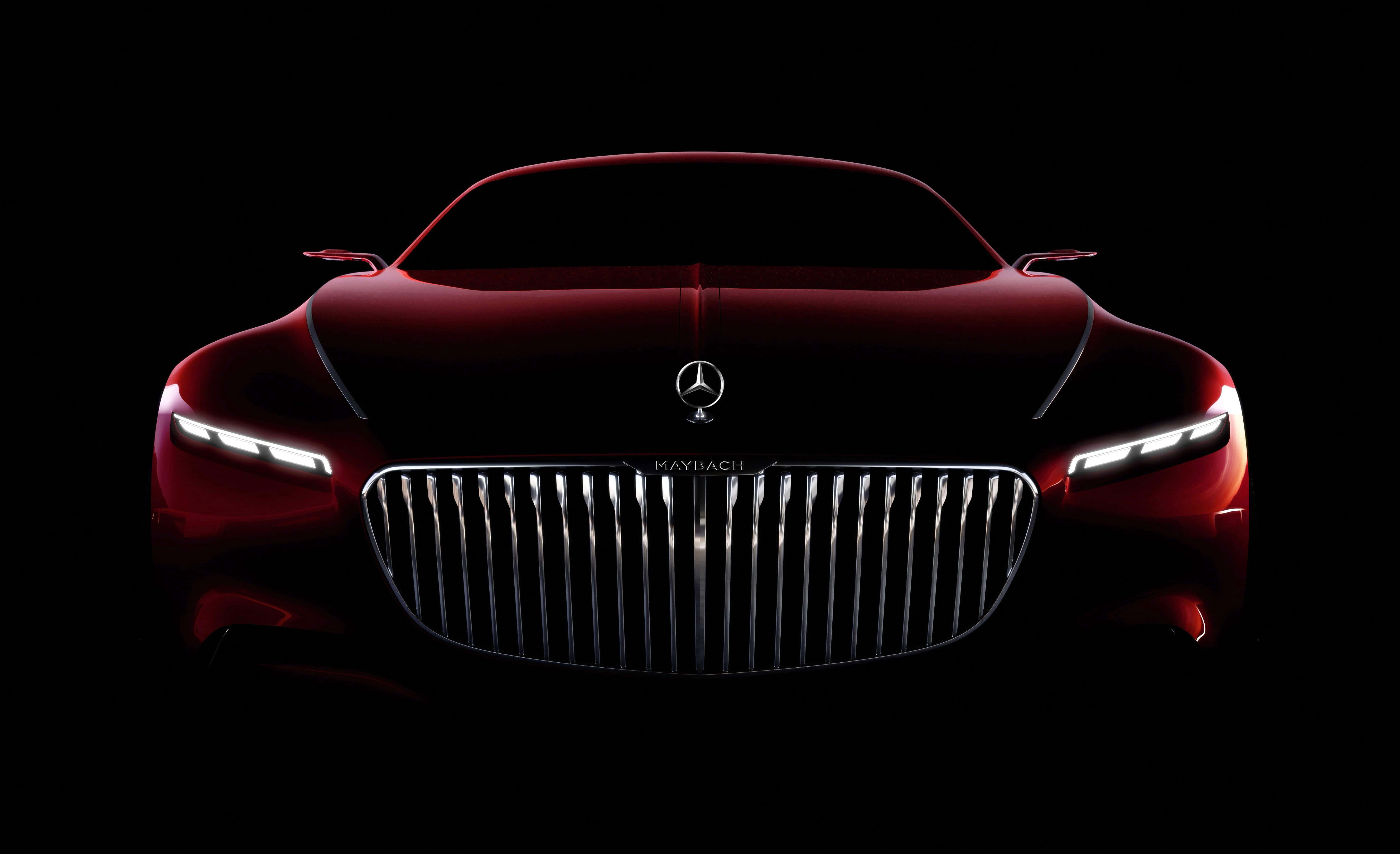 Maybach 桌布 壁紙 — 一輛時尚的紅色 Mercedes-Maybach 概念車，在漆黑的背景下閃耀著銳利的車頭燈。