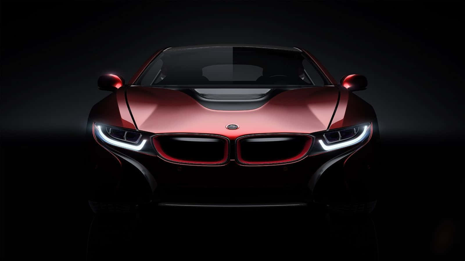Bmw Cars 桌布 壁紙 — 一輛時尚的紅色BMW i8跑車在黑暗的攝影棚背景下閃爍著照亮的前燈。