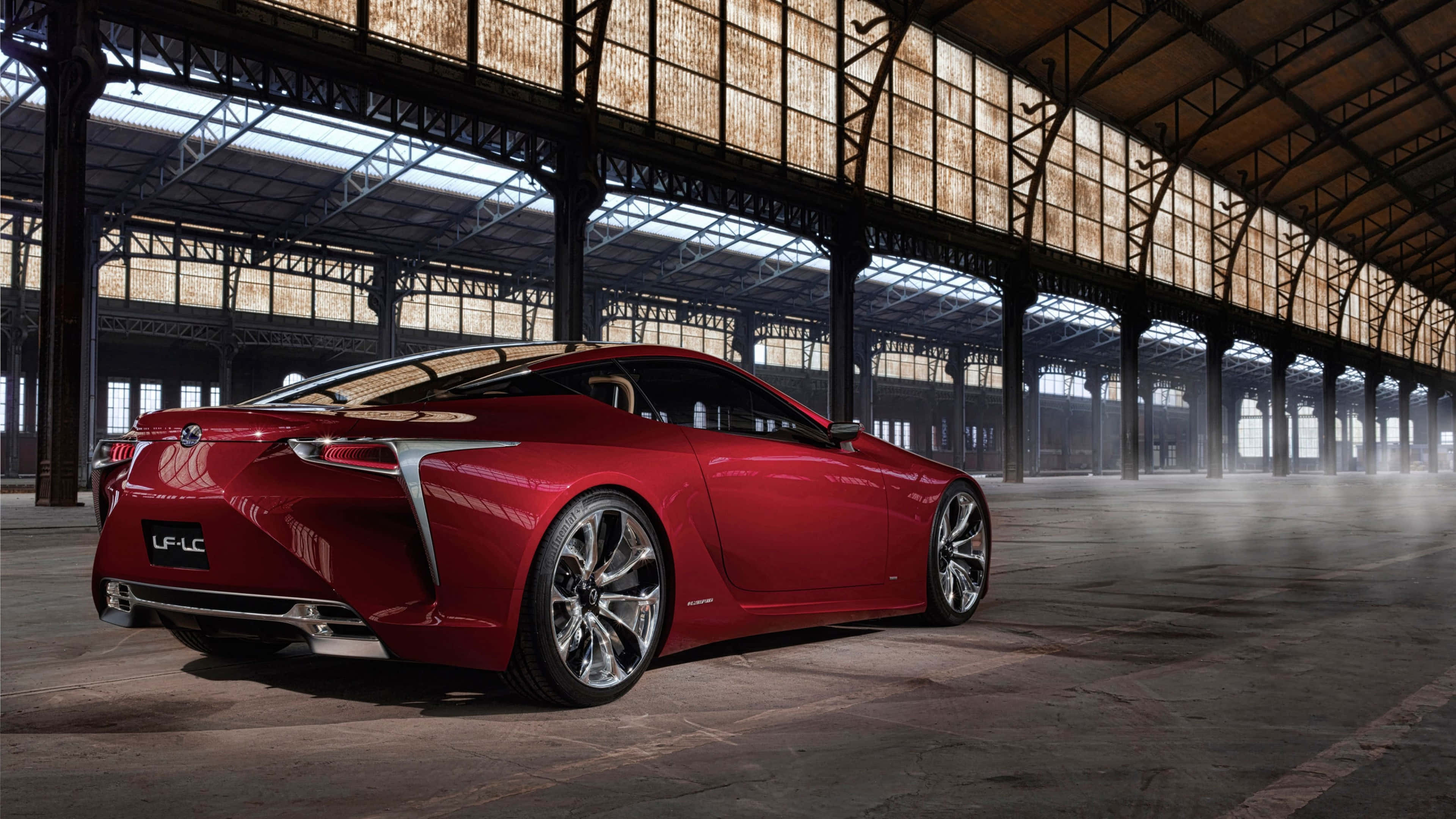 桌布 壁紙 — 一輛時尚的紅色Lexus LF-LC概念車在廣闊廢棄倉庫的工業天窗下閃閃發光。