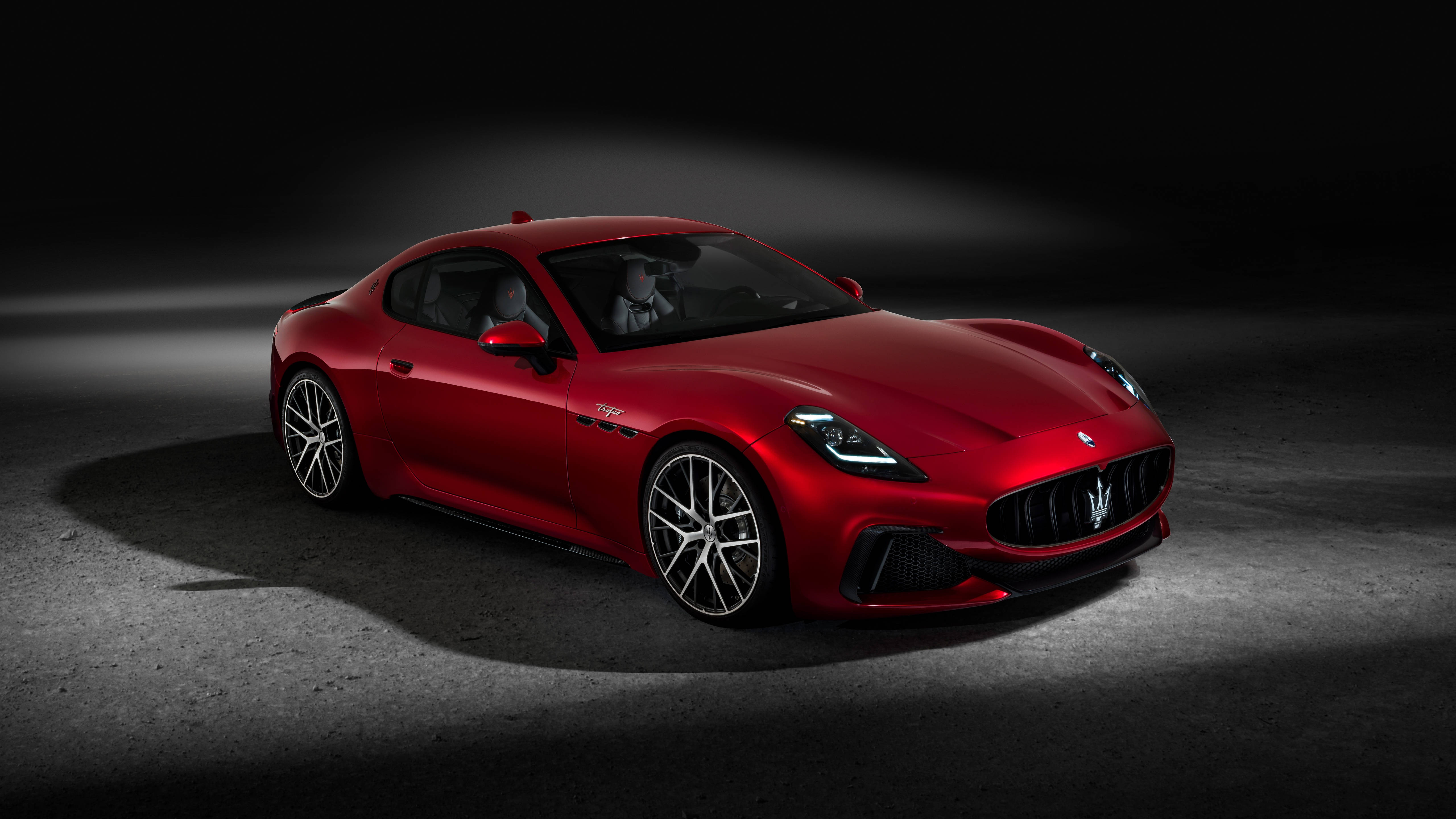 跑車 桌布 壁紙 — 一輛時尚的紅色Maserati跑車在黑暗的攝影棚地板上，在戲劇性的聚光燈下閃耀。