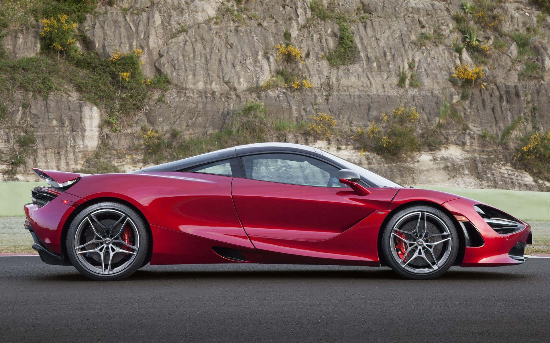 Mclaren 720s 桌布 壁紙 — 一輛時尚的紅色McLaren 720S跑車在崎嶇懸崖背景下沿著賽道滑行。