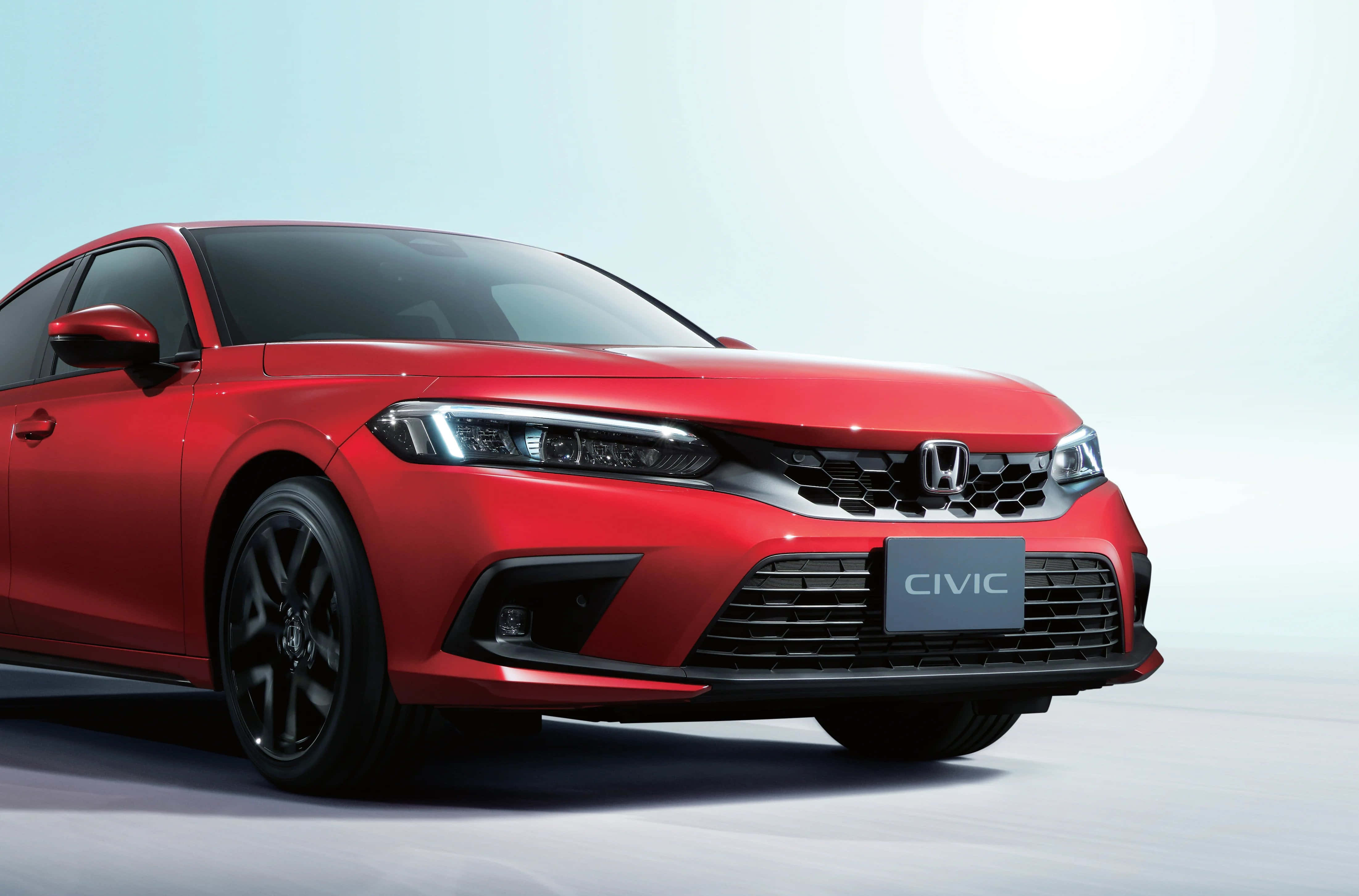 Honda Civic 桌布 壁紙 — 一輛時尚的紅色本田思域跑車，帶有黑色飾邊和鋒利頭燈，在柔和的漸變背景前展示。