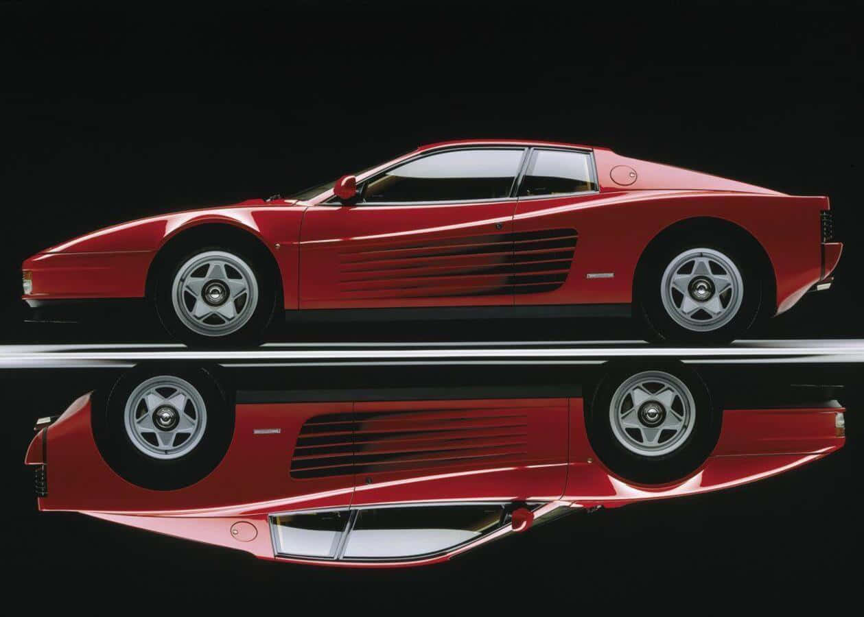 Ferrari Testarossa 桌布 壁紙 — 一輛時尚的紅色法拉利 Testarossa 在攝影棚燈光下閃耀，在光滑的黑色表面上呈現完美的鏡面倒影。