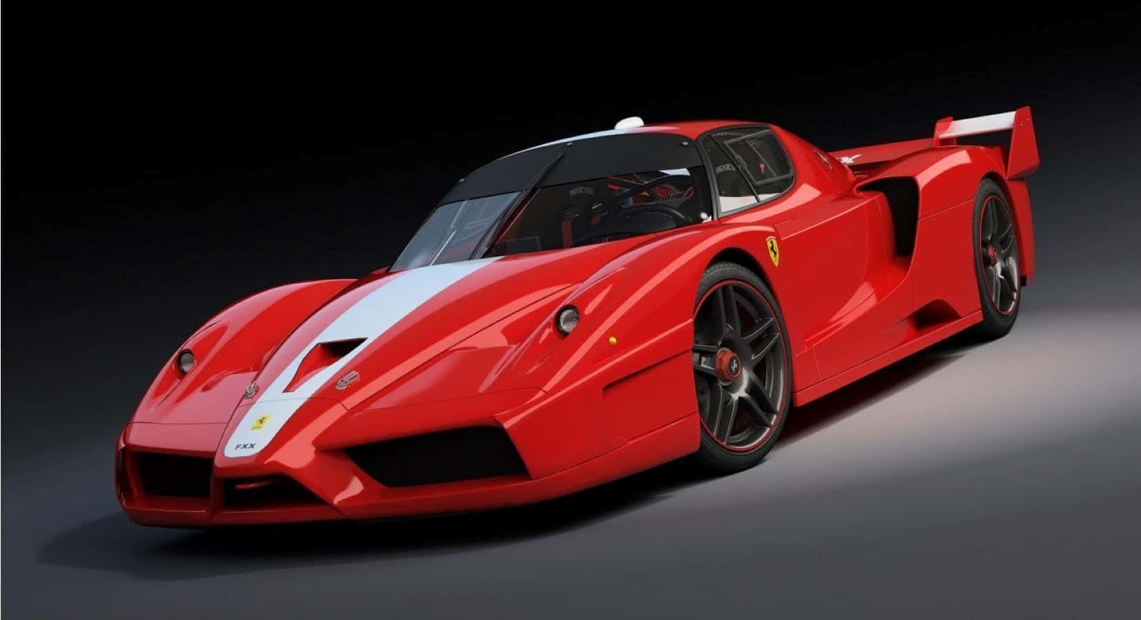 Ferrari Enzo 桌布 壁紙 — 一輛時尚的紅色法拉利Enzo跑車帶有白色賽車條紋，在黑暗背景下的攝影棚燈光中閃耀。