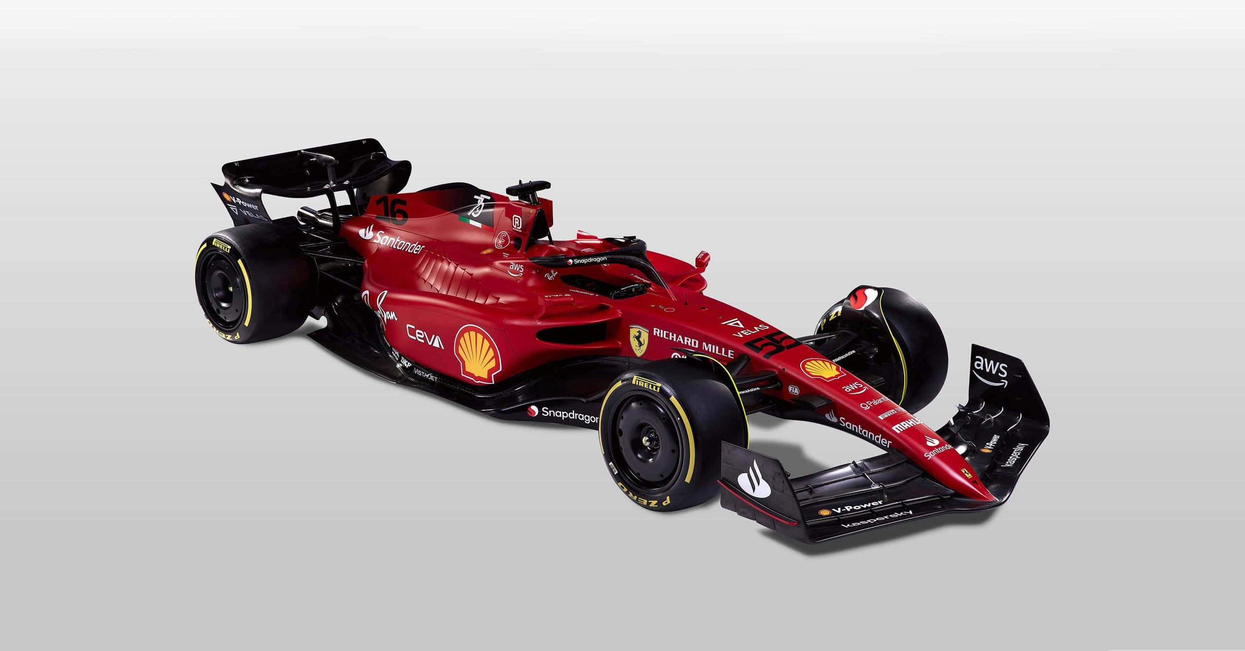 ferrari f1 2018 桌布 壁紙 — 一輛時尚的紅色法拉利一級方程式賽車，帶有黑色裝飾和贊助商標誌，在工作室燈光下以純灰色背景展示。