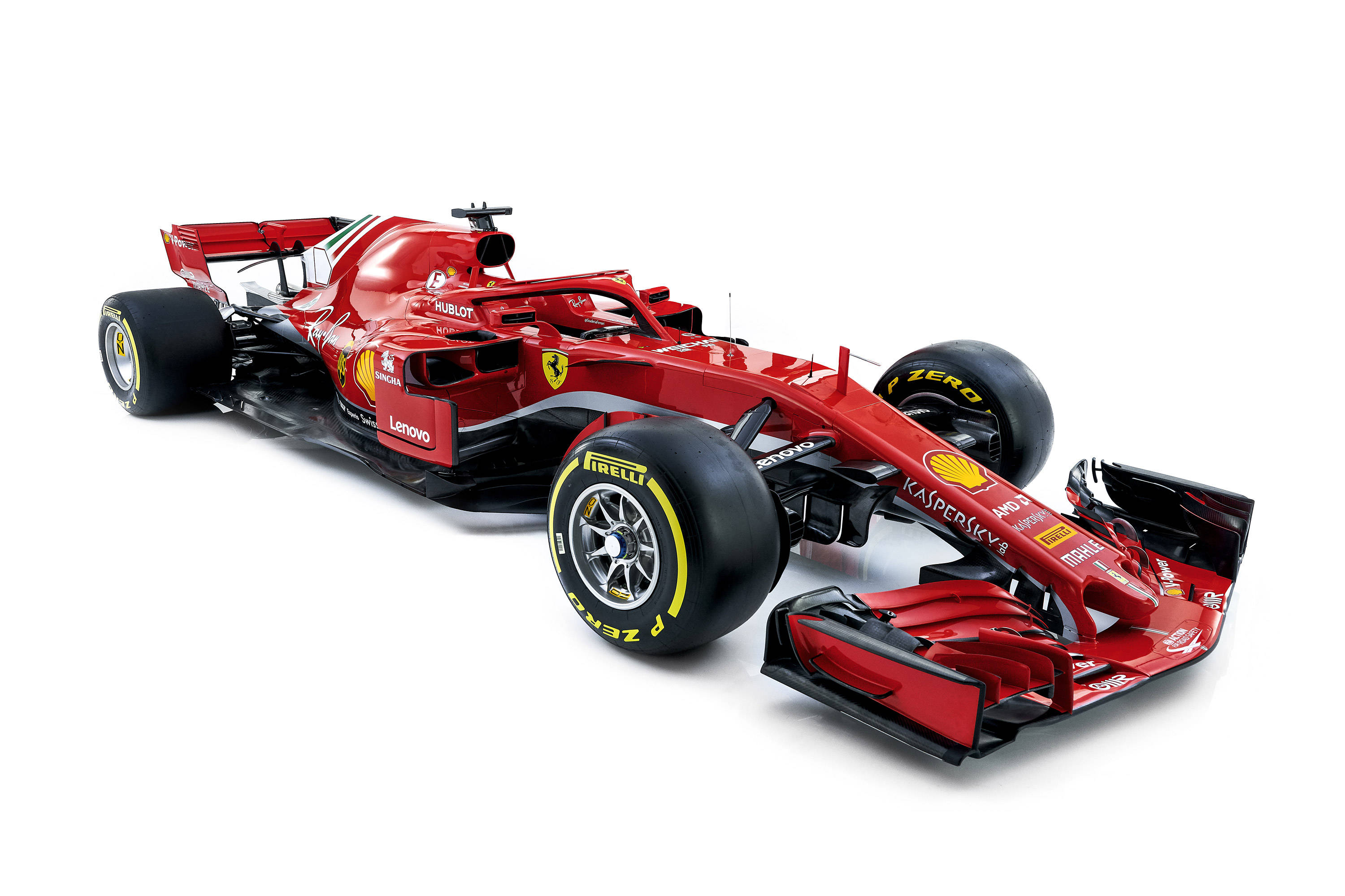 ferrari f1 2018 桌布 壁紙 — 一輛時尚的紅色法拉利一級方程式賽車，帶有黑色飾邊和黃色倍耐力輪胎，置於純白背景前。