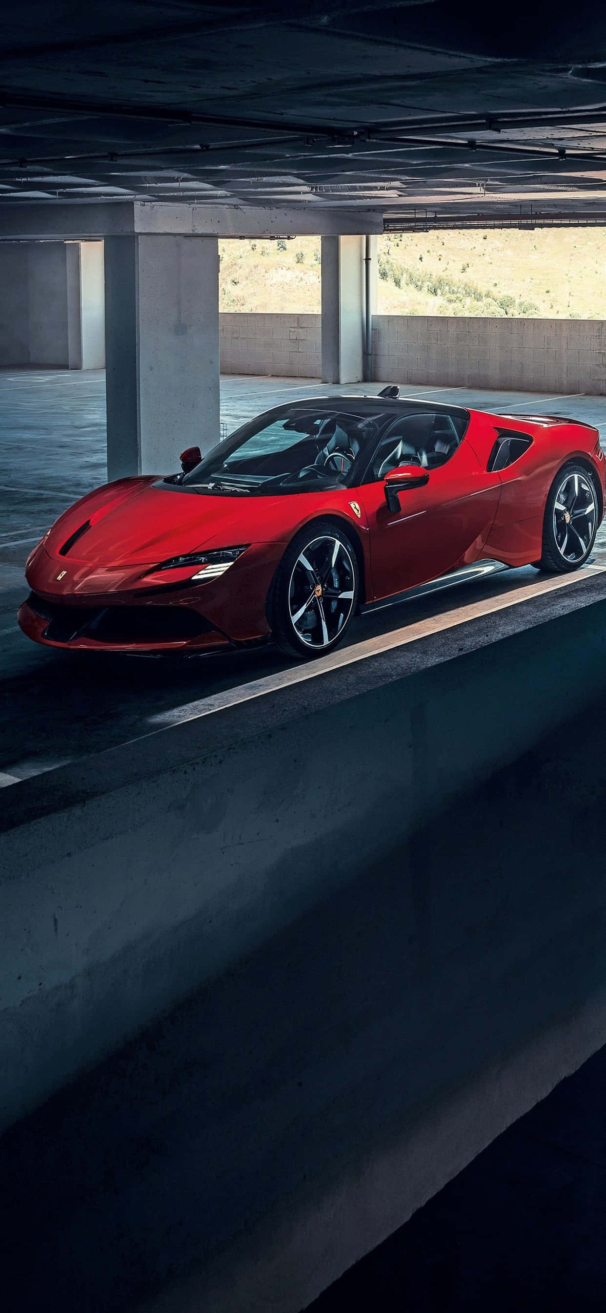 跑車 桌布 壁紙 — 一輛時尚的紅色法拉利跑車停在混凝土天橋下，陽光透過縫隙灑落。