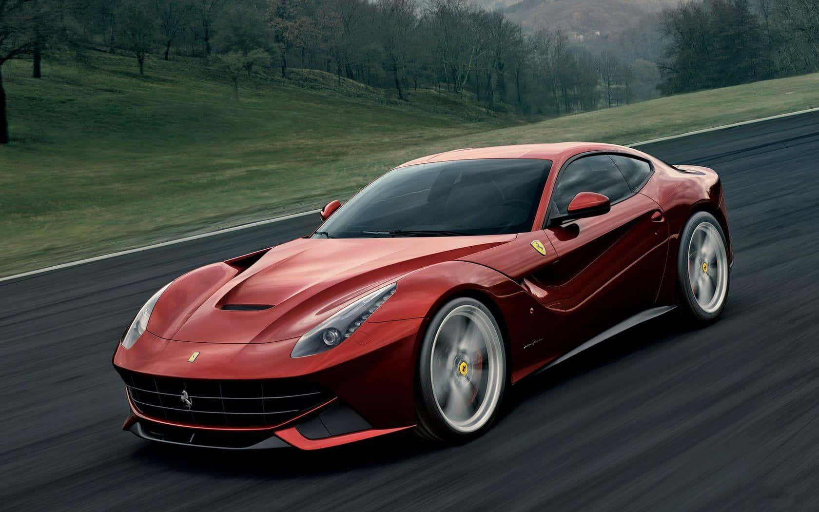 Ferrari F12 Berlinetta 桌布 壁紙 — 一輛時尚的紅色法拉利跑車沿著蜿蜒的瀝青道路疾馳，穿過霧氣瀰漫的綠色山丘景觀。