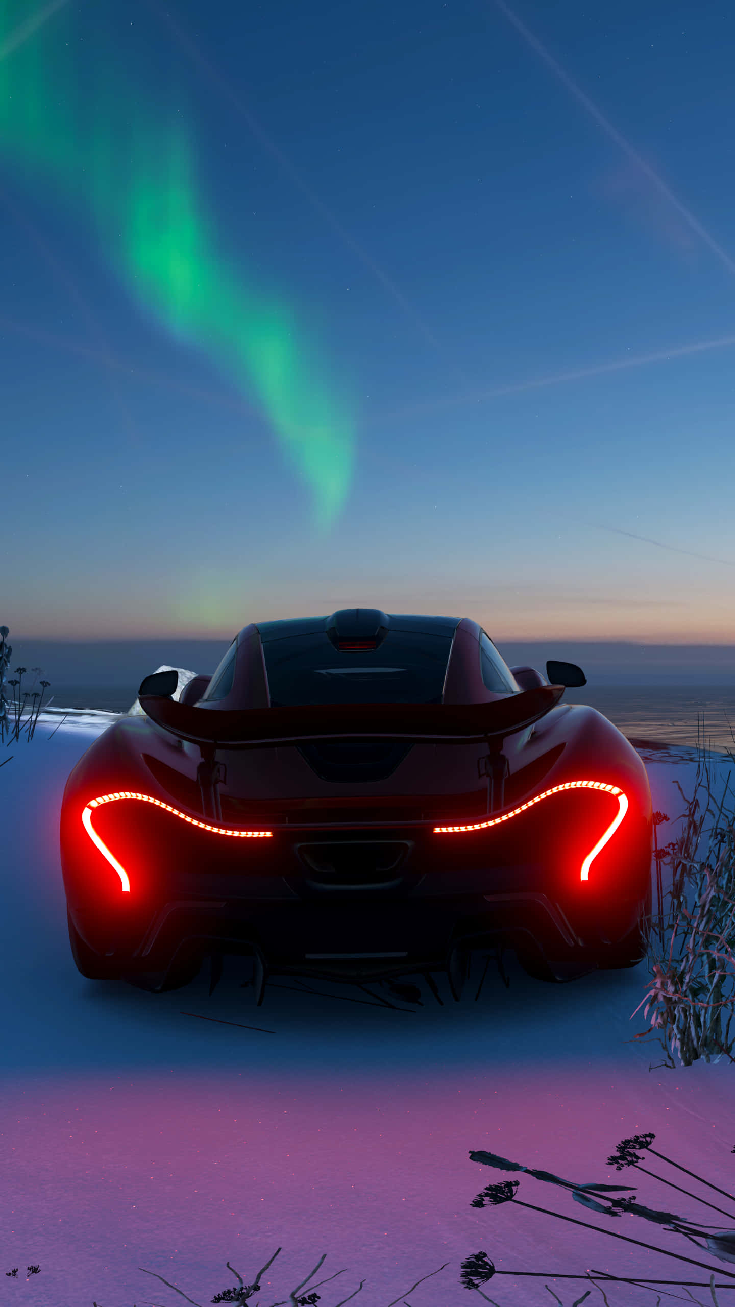 Cool Mclaren 桌布 壁紙 — 一輛時尚的紅色跑車，帶有發光的尾燈，停在雪地上，在暮色中沐浴在生動的綠色北極光下。
