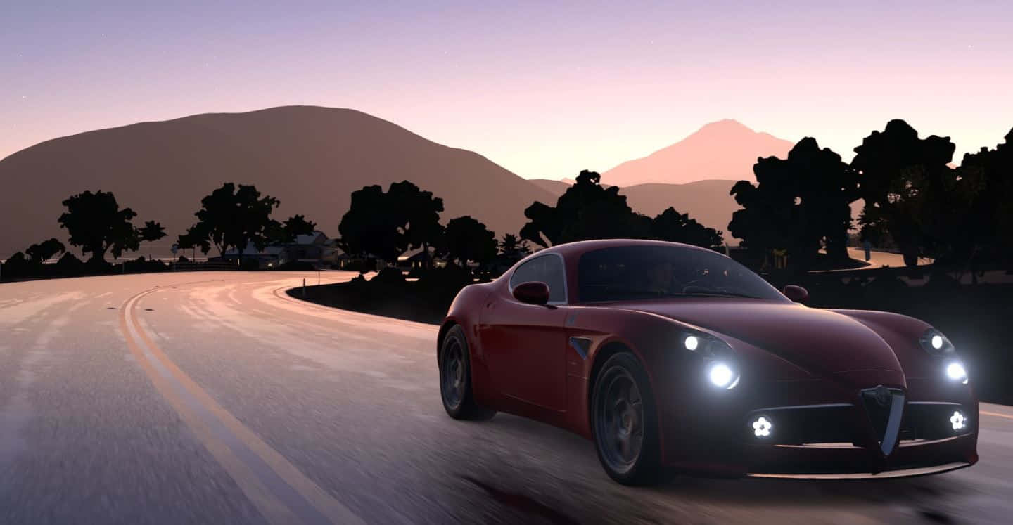 Alfa Romeo 8c Competizione 桌布 壁紙 — 一輛時尚的紅色跑車，車頭燈閃爍，在暮色中沿著沙漠道路蜿蜒行駛，背景是輪廓分明的山丘和樹木。