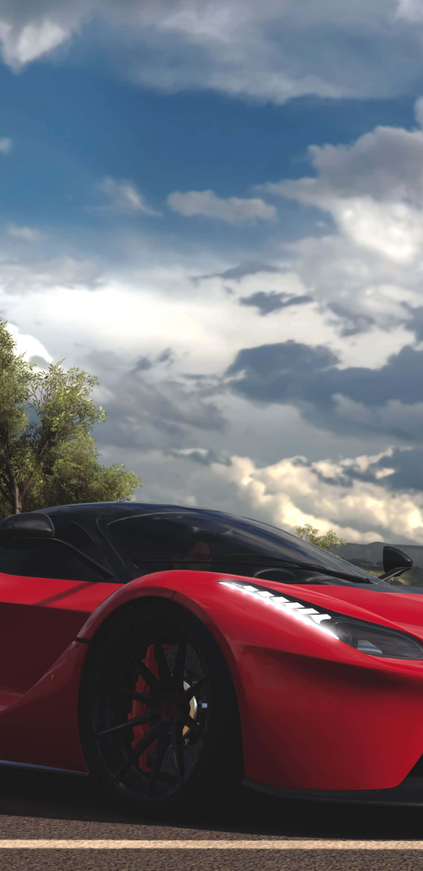 Pixel 3xl Forza Horizon 4 桌布 壁紙 — 一輛時尚的紅色跑車帶有黑色飾邊，停在道路上，天空多雲而戲劇化，附近有綠樹。