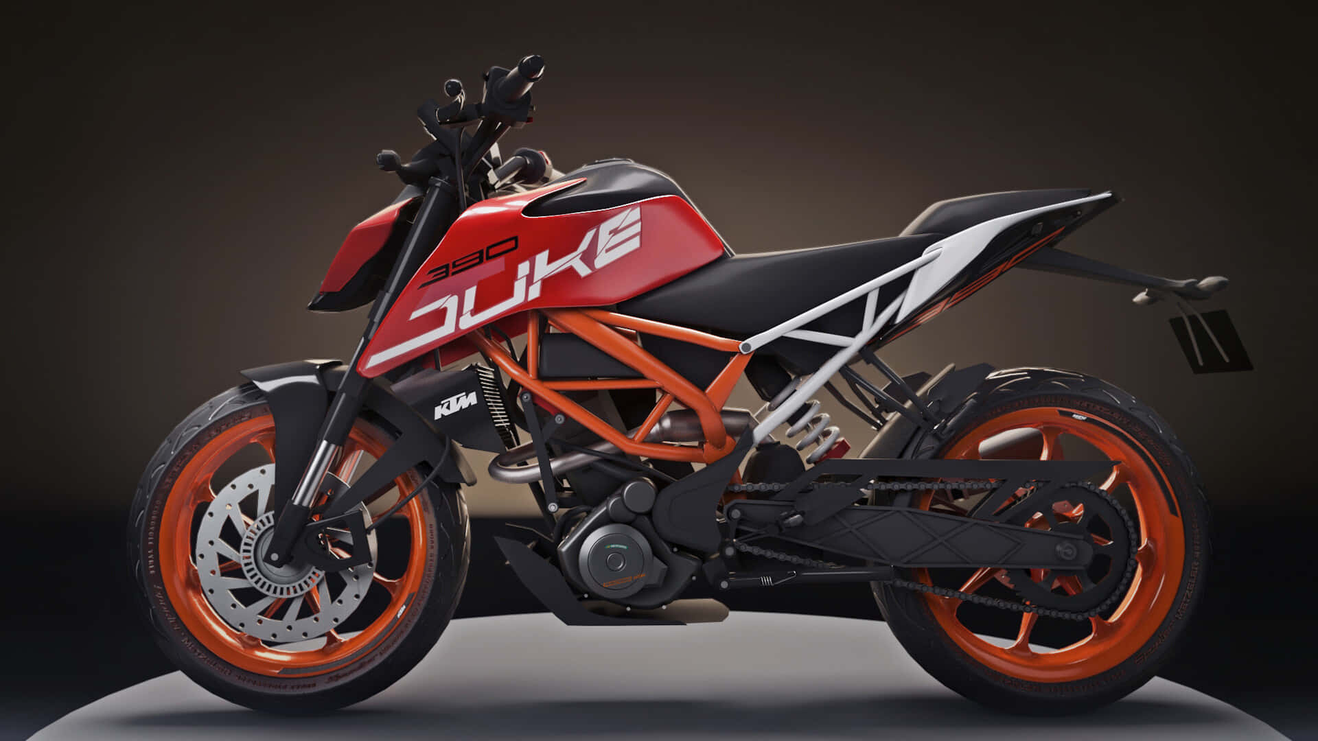 Duke 桌布 壁紙 — 一輛時尚的紅黑配色KTM 390 Duke機車，帶有橙色點綴，在深色漸變背景前的攝影棚平台上靜止展示。