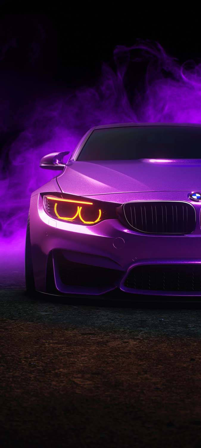 iPhone 桌布 壁紙 — 一輛時尚的紫色BMW跑車在煙霧瀰漫的黑暗背景下發出霓虹橙色頭燈的光芒。