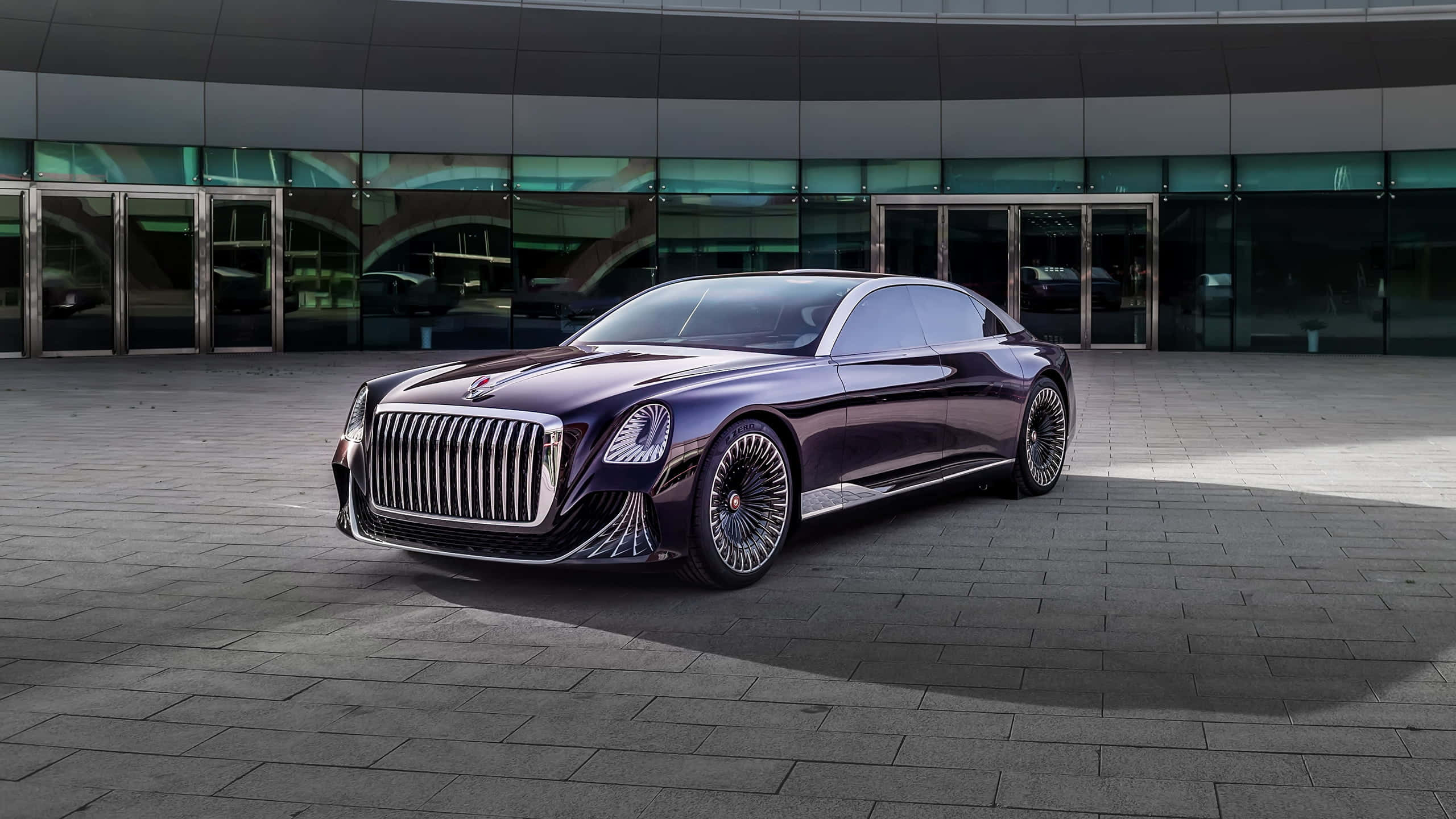 Hongqi 桌布 壁紙 — 一輛時尚的紫色豪華轎車，帶有精緻的格柵和車輪，停在現代玻璃建築前的瓷磚廣場上。