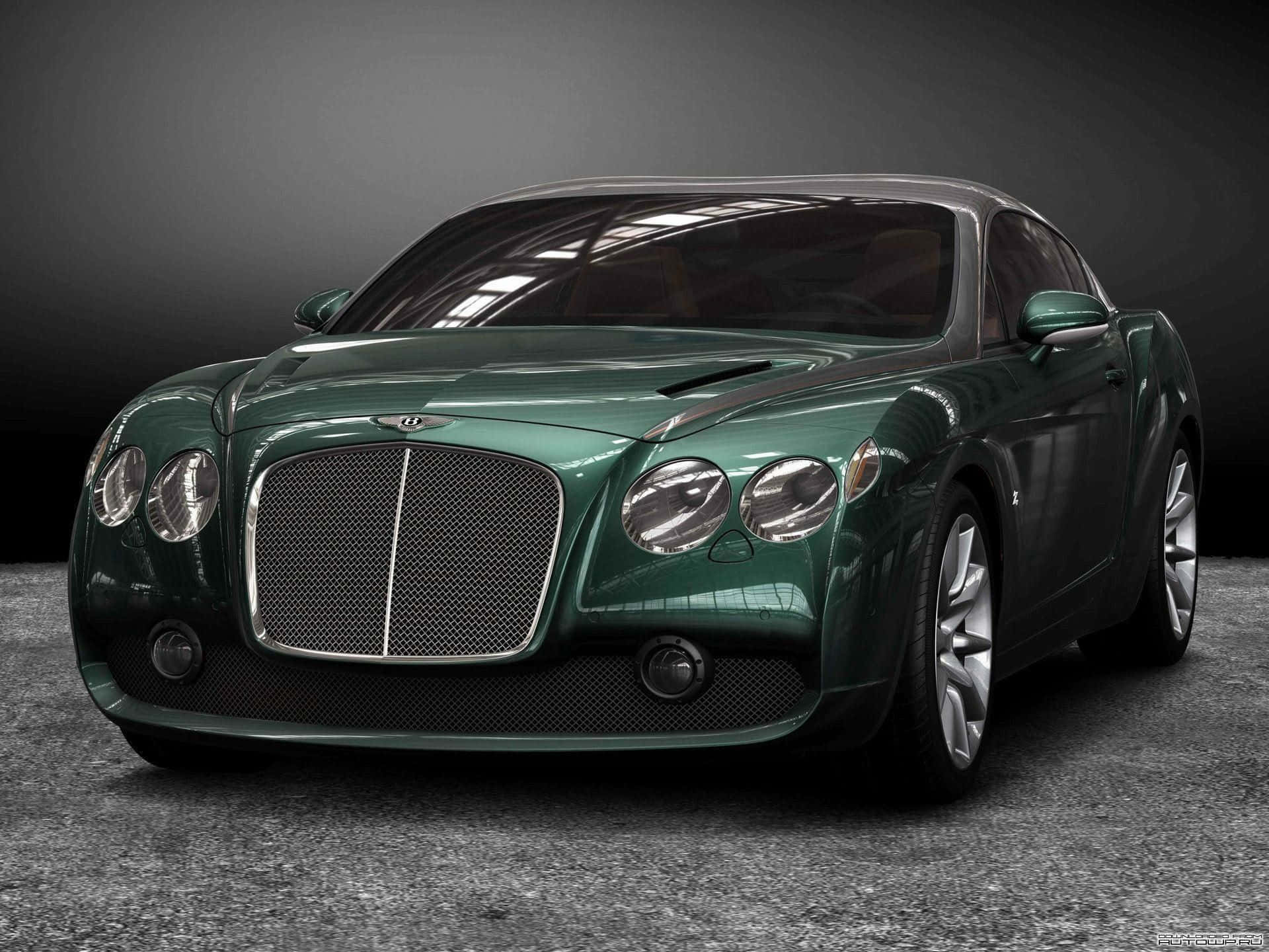 賓利 桌布 壁紙 — 一輛時尚的綠色 Bentley Continental GT 在攝影棚燈光下，在深色漸變背景前閃閃發光。