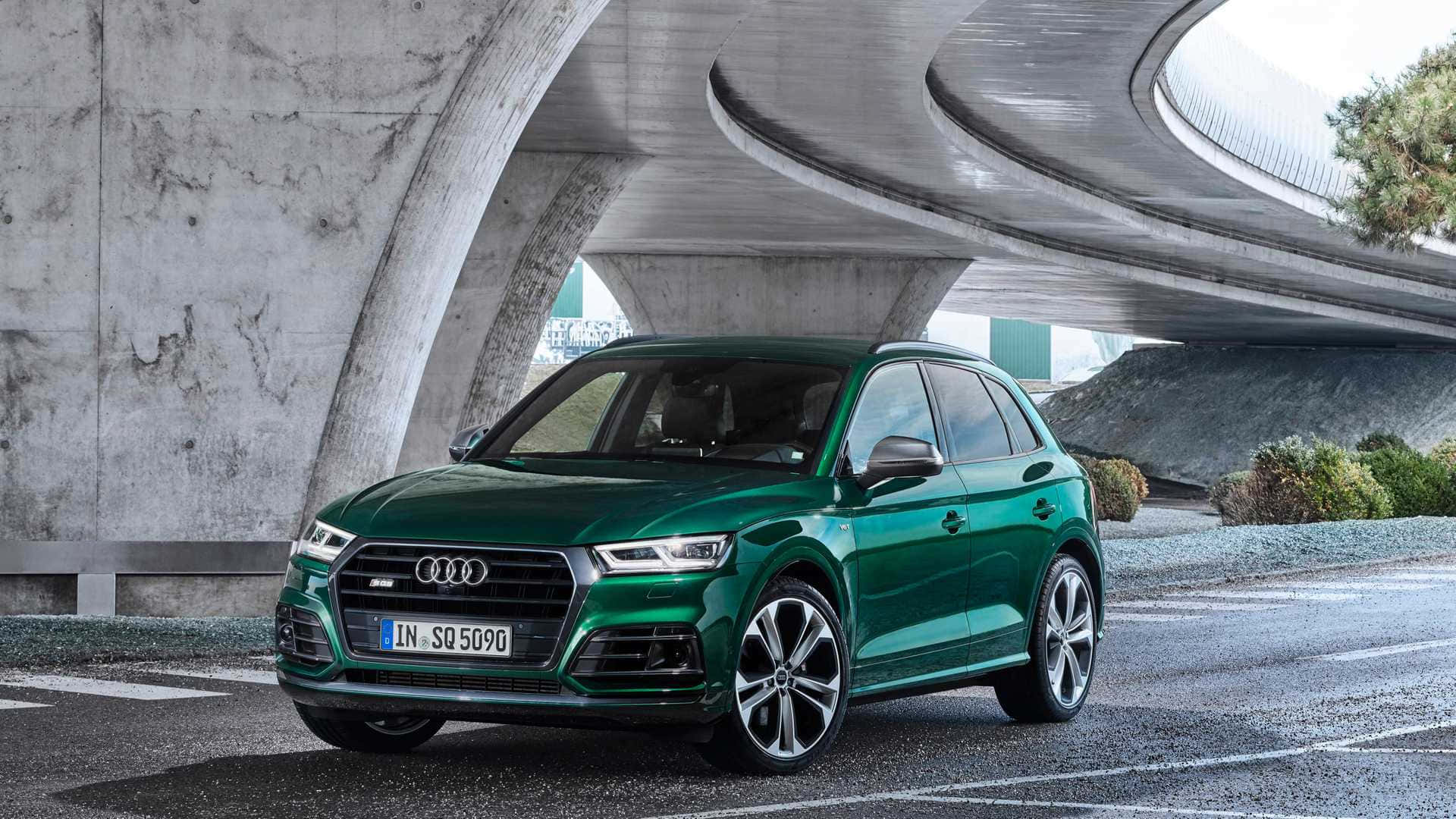 Audi Sq5 桌布 壁紙 — 一輛時尚的綠色Audi SQ5 SUV停放在現代混凝土高架橋下，橋身採用弧形建築設計。
