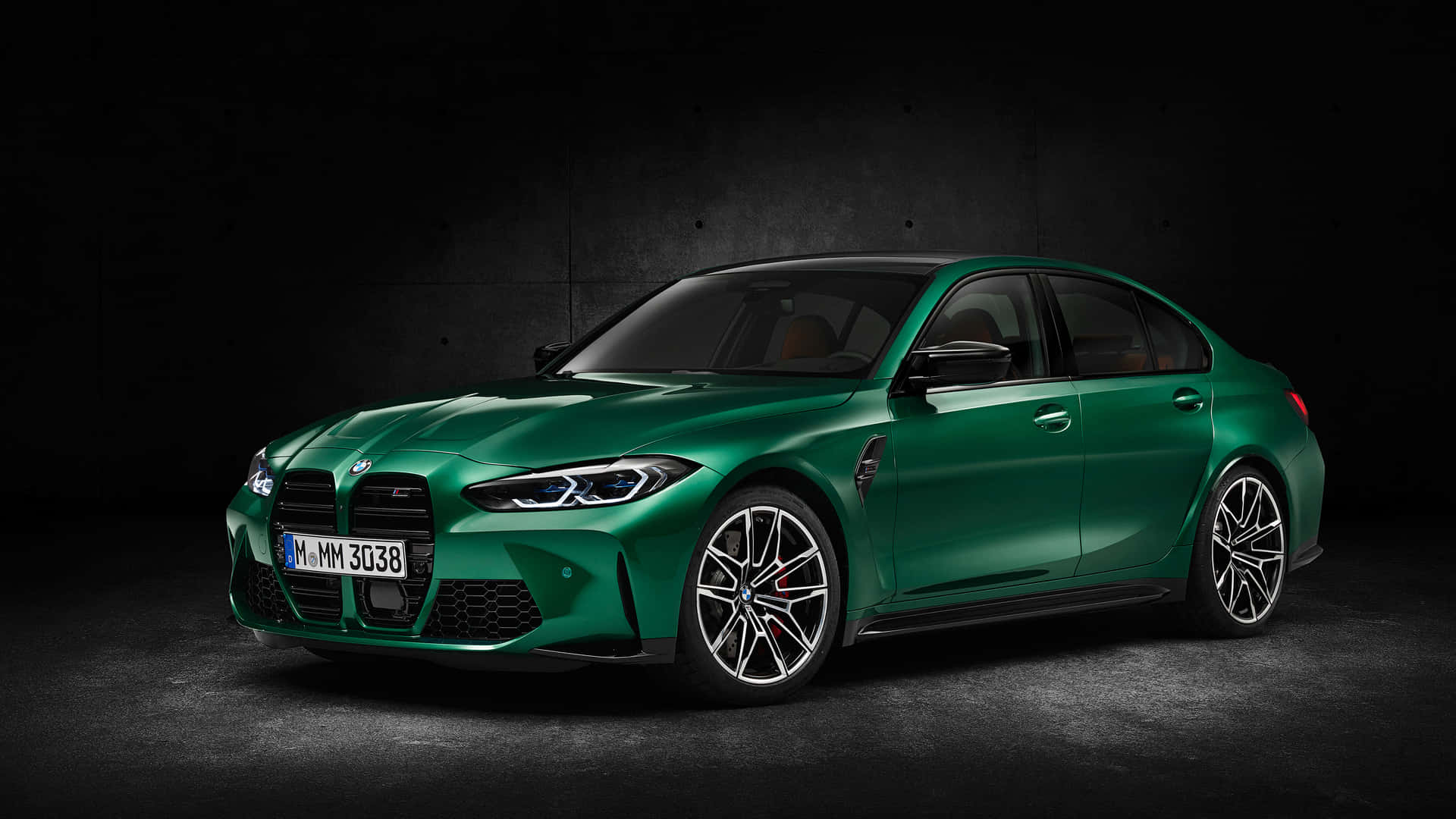 BMW 動圖 桌布 壁紙 — 一輛時尚的綠色BMW M3轎車在攝影棚燈光下，以深色紋理牆壁為背景閃閃發光。
