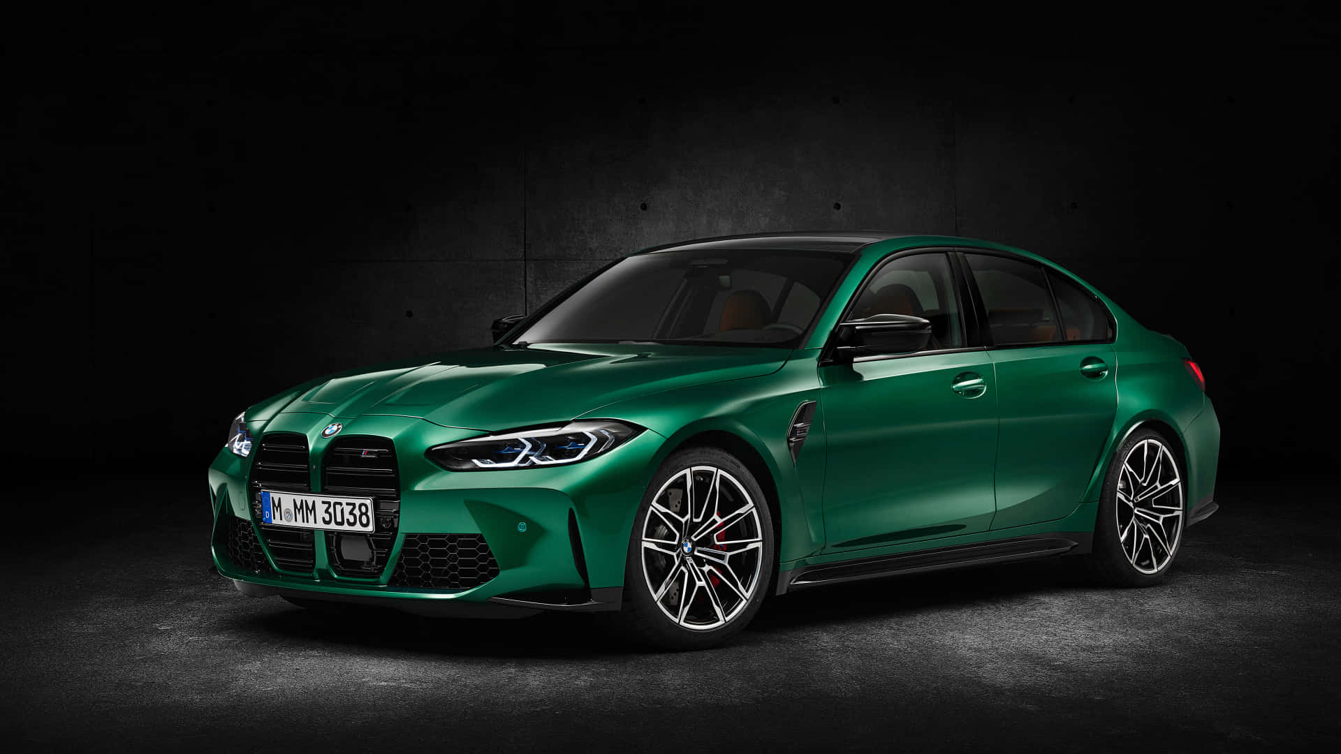 1920x1080 Bmw 桌布 壁紙 — 一輛時尚的綠色BMW M3轎車在攝影棚燈光下，以深色紋理混凝土背景襯托下閃閃發光。