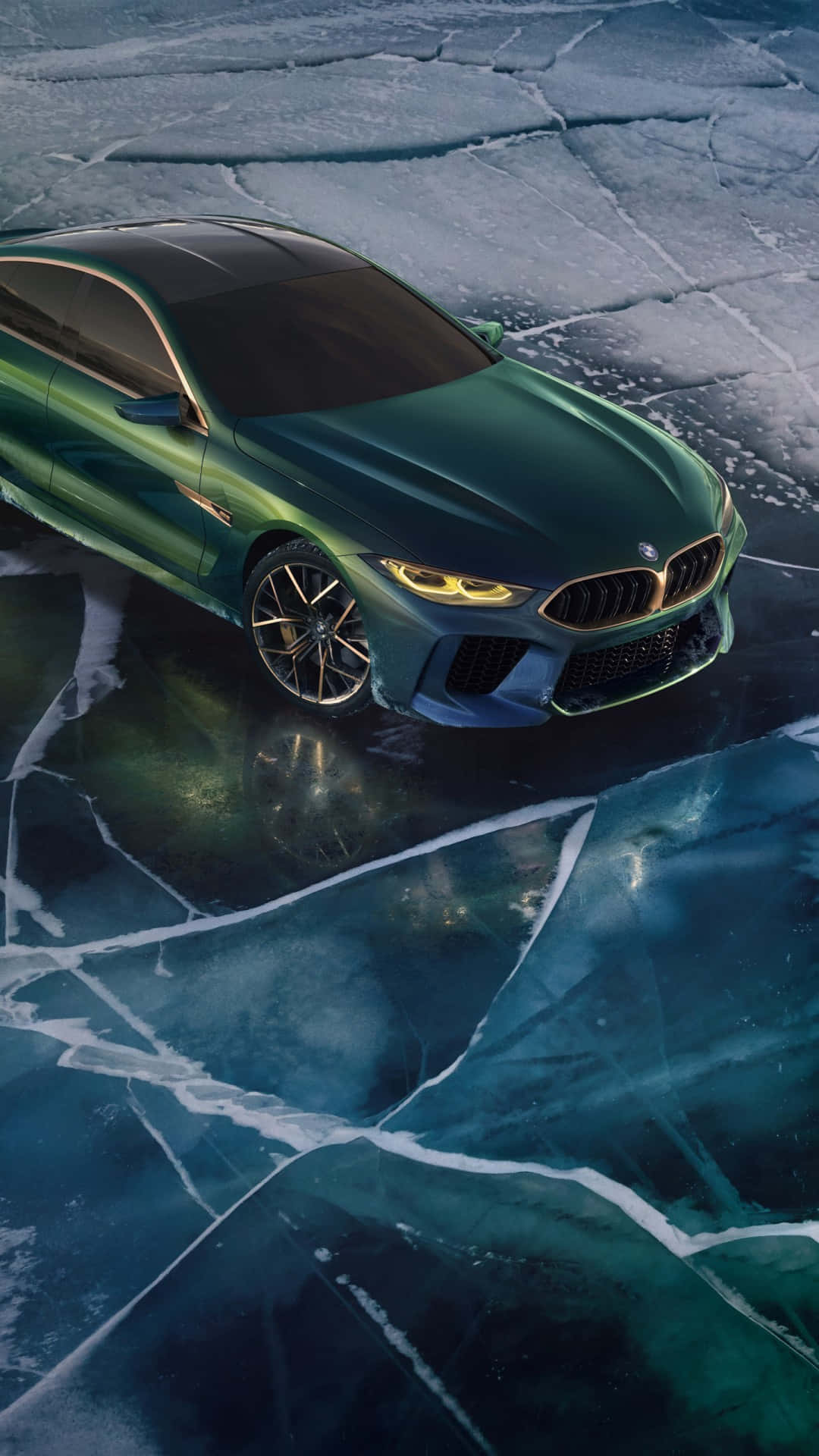 Bmw M8 4K 桌布 壁紙 — 一輛時尚的綠色BMW M8 Coupe停放在裂開的冰面上，發光的車頭燈映照在結冰的水中。