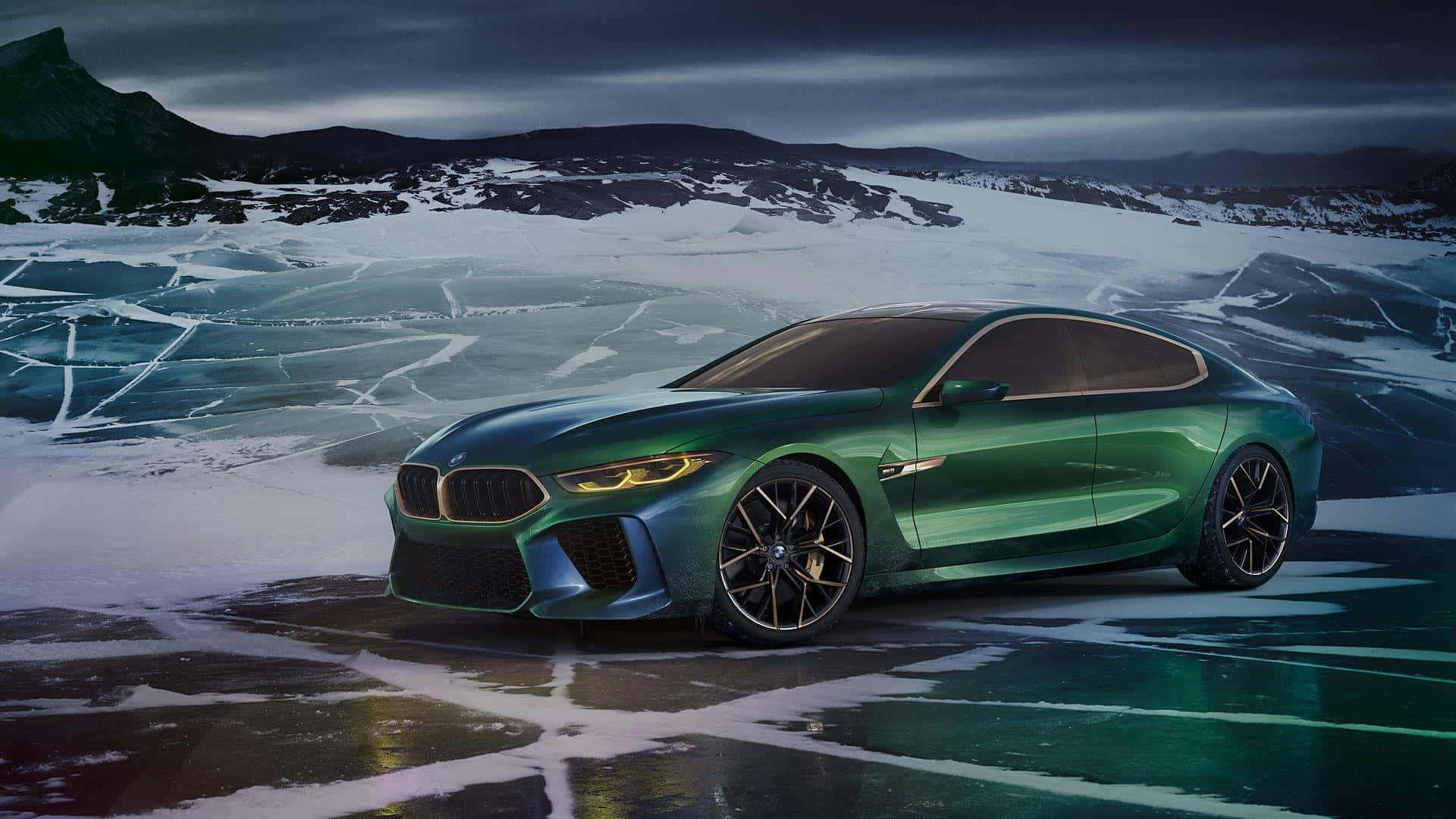 Bmw M8 4K 桌布 壁紙 — 一輛時尚的綠色BMW M8 Coupe在風暴冬季天空下，於裂開的冰湖上閃耀，背景是白雪覆蓋的山脈。