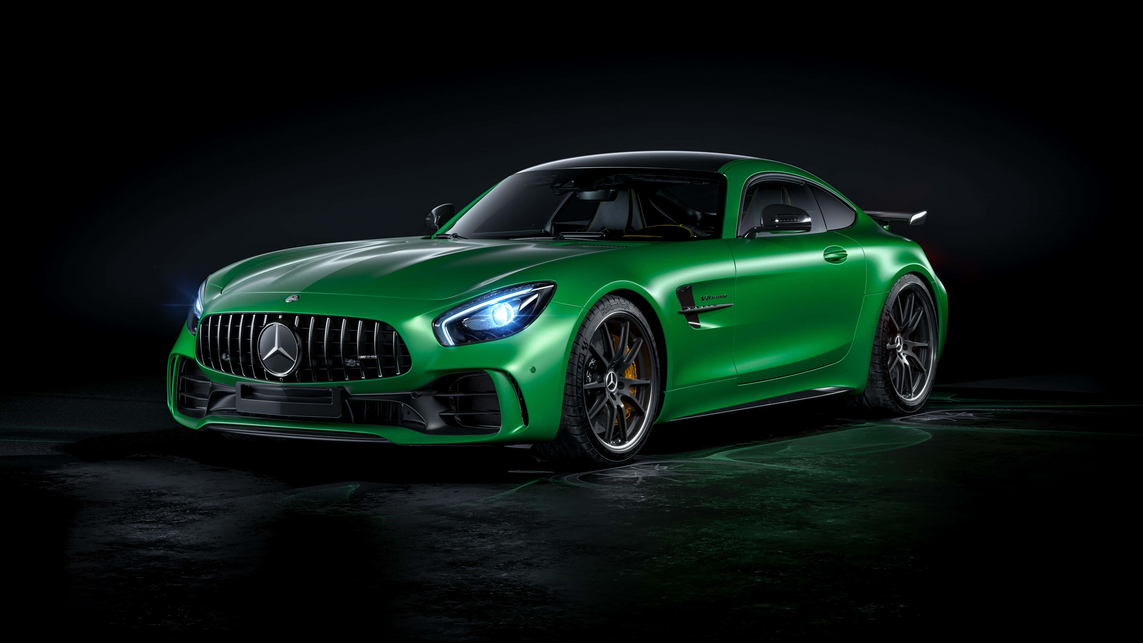 4K 奔馳壁紙 桌布 壁紙 — 一輛時尚的綠色Mercedes-AMG GT R跑車在黑色背景的攝影棚燈光下閃耀。