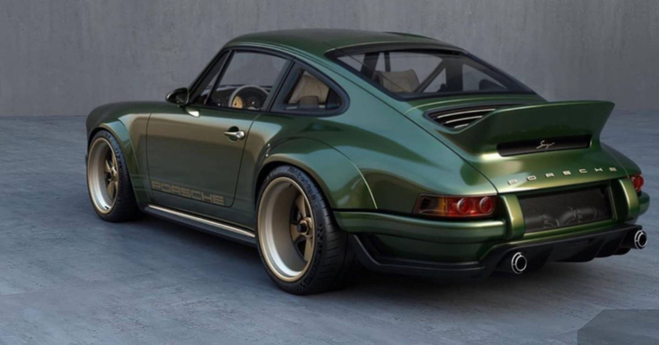 Singer 桌布 壁紙 — 一輛時尚的綠色保時捷911經典跑車，配備金色輪圈和黑色飾邊，停放在灰色混凝土牆前。