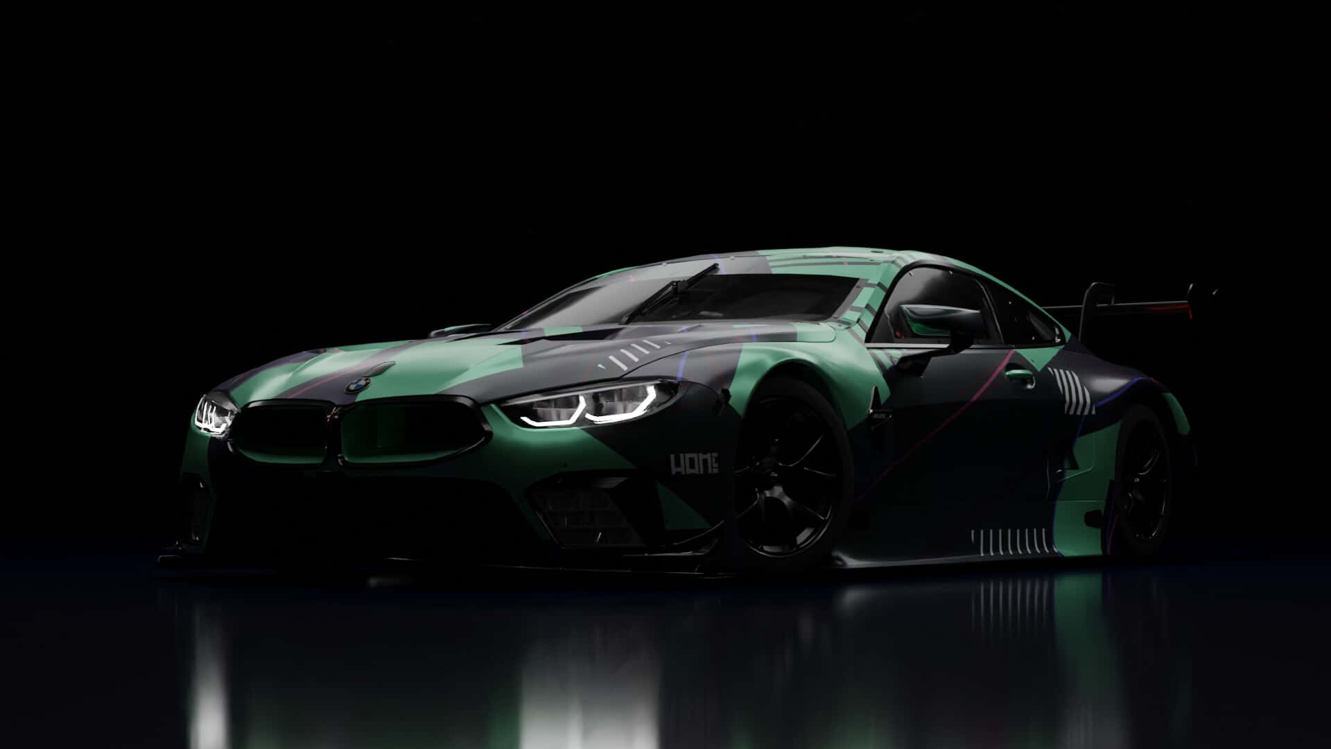 Bmw M8 4K 桌布 壁紙 — 一輛時尚的綠色和黑色寶馬賽車在攝影棚燈光下，在帶有反射地板的深色背景中閃耀。
