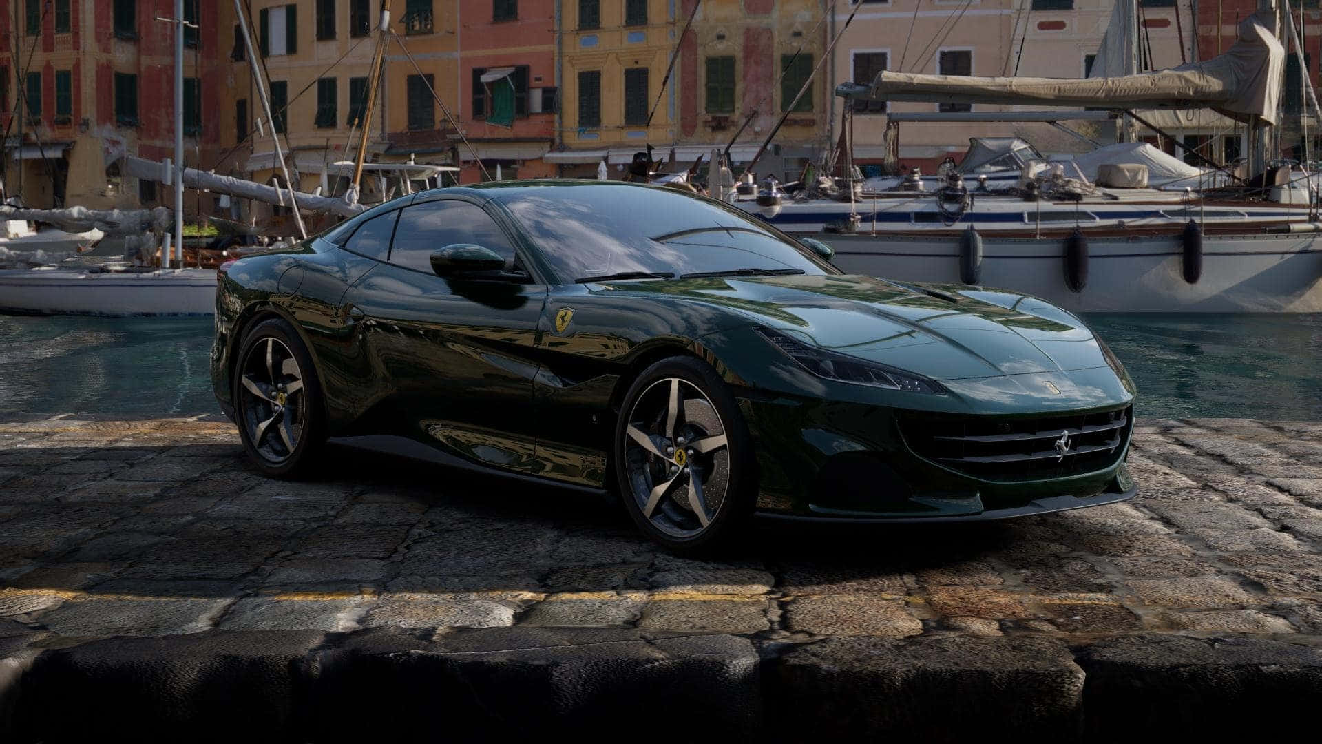 Ferrari Portofino 桌布 壁紙 — 一輛時尚的綠色法拉利跑車在石碼頭上閃閃發光，旁邊是平靜的水面，背景有帆船和色彩繽紛的建築。