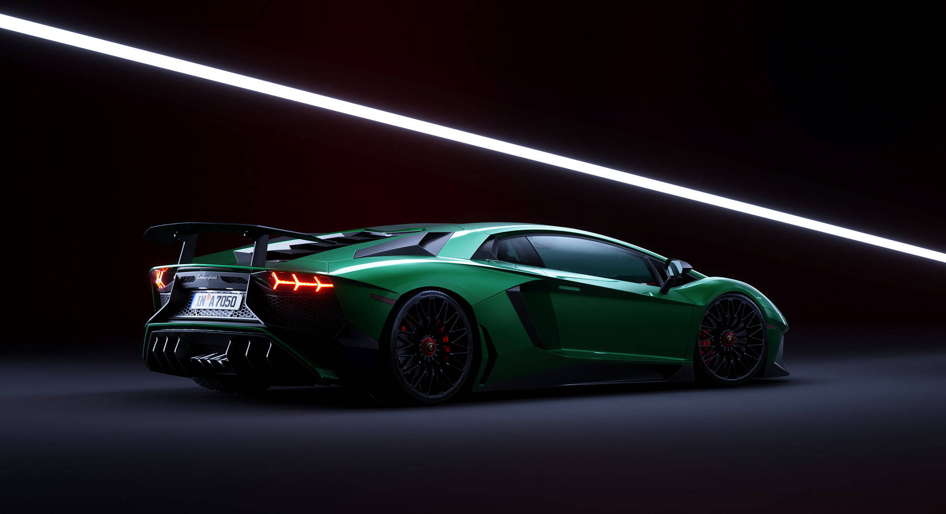 跑車 桌布 壁紙 — 一輛時尚的綠色藍寶堅尼 Aventador SVJ 在黑暗工作室背景下，於對角線霓虹燈下閃耀。
