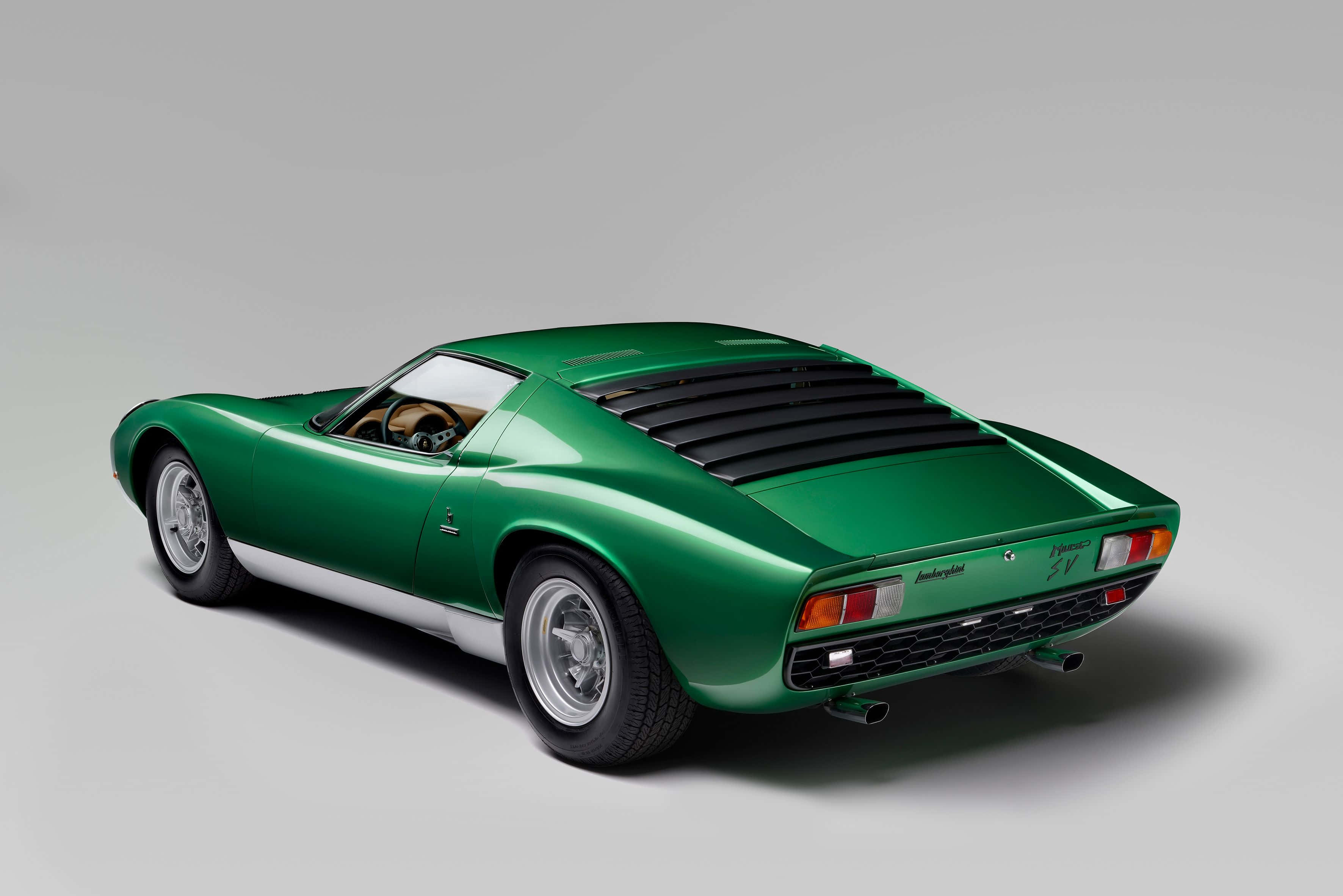 Lamborghini Miura 桌布 壁紙 — 一輛時尚的綠色藍寶堅尼Miura SV跑車，在攝影棚燈光下以純白背景呈現。