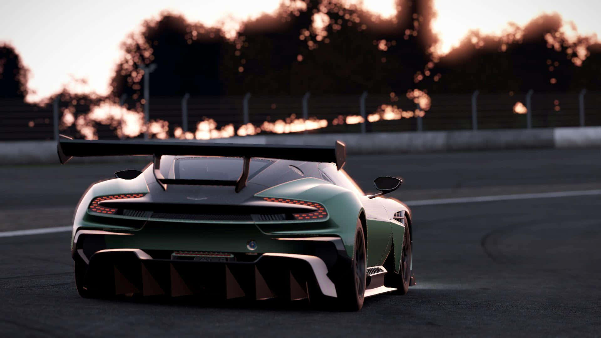 Best Project Cars 2 桌布 壁紙 — 一輛時尚的綠色賽車，帶有大型後翼，在日落時分沿著賽道飛馳，背景有樹木和圍欄。