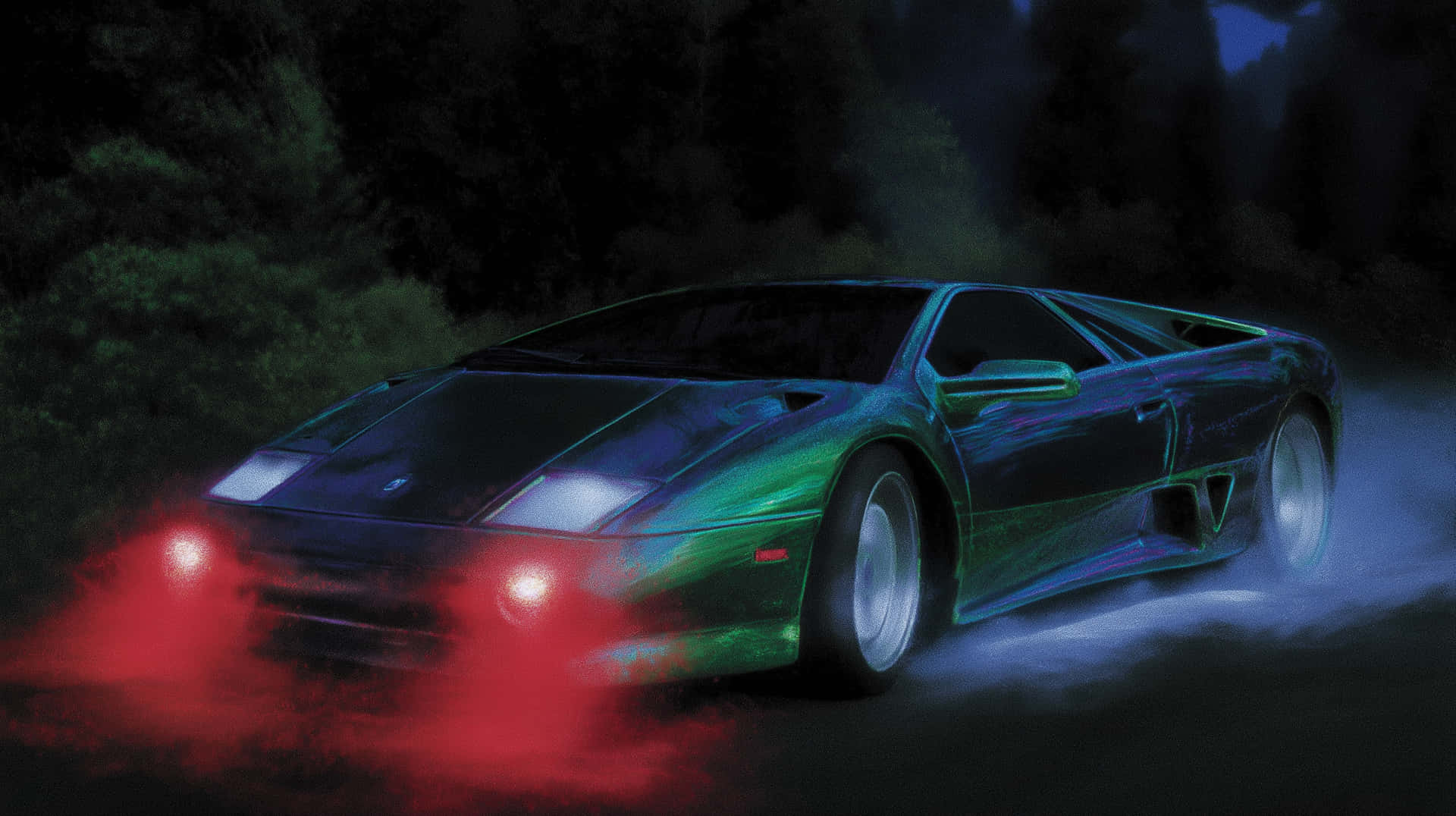 Striking Supercar Blazing Through a Dark Night Road 壁紙 — 一輛時尚的綠色跑車，帶有發光的紅色頭燈，在夜間穿過黑暗的森林，留下一縷煙霧。