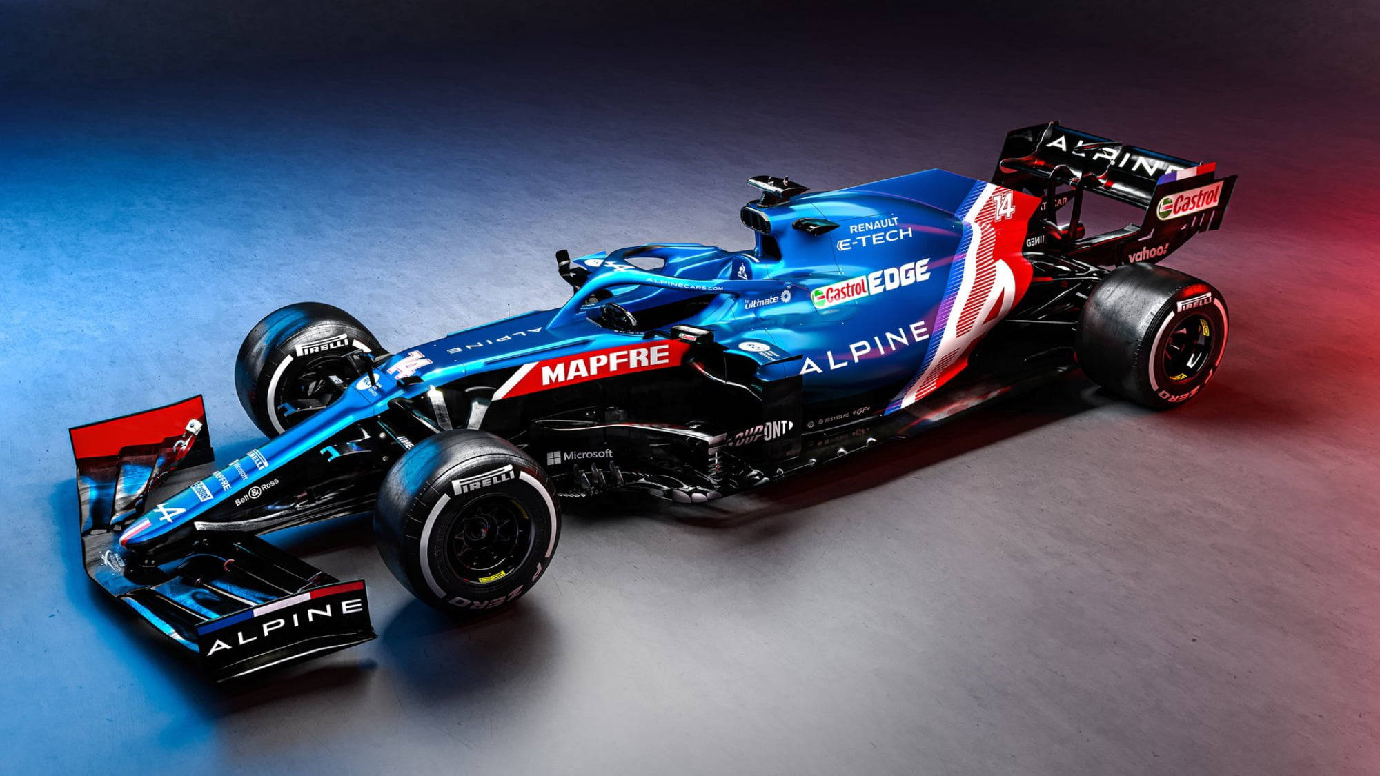 F1 桌布 壁紙 — 一輛時尚的藍紅配色Alpine F1賽車，在藍紅漸變的攝影棚背景中動態傾斜。