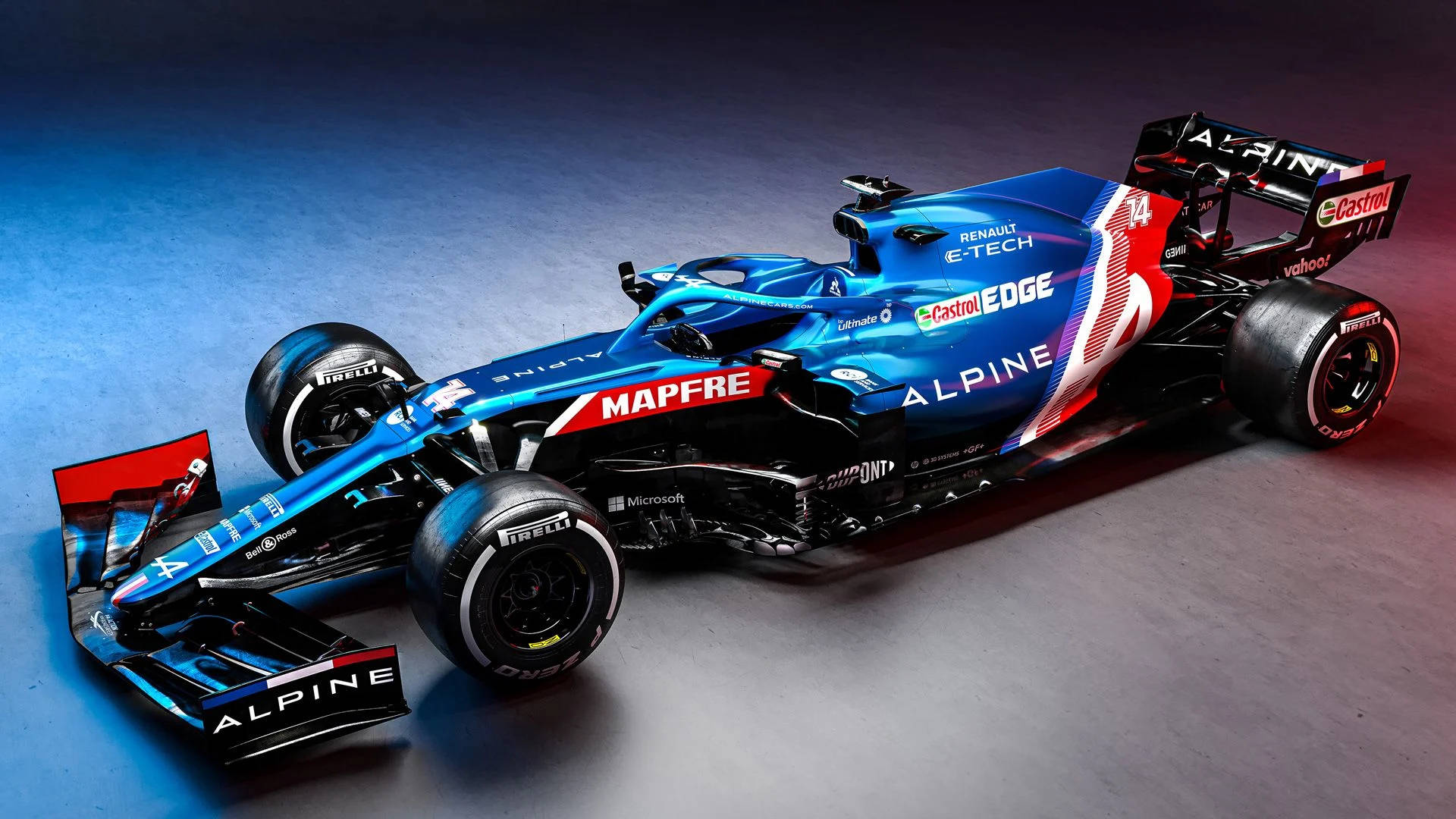F1 桌布 壁紙 — 一輛時尚的藍紅配色Alpine F1賽車，帶有贊助商標誌，在藍色戲劇性燈光的攝影棚中展示。