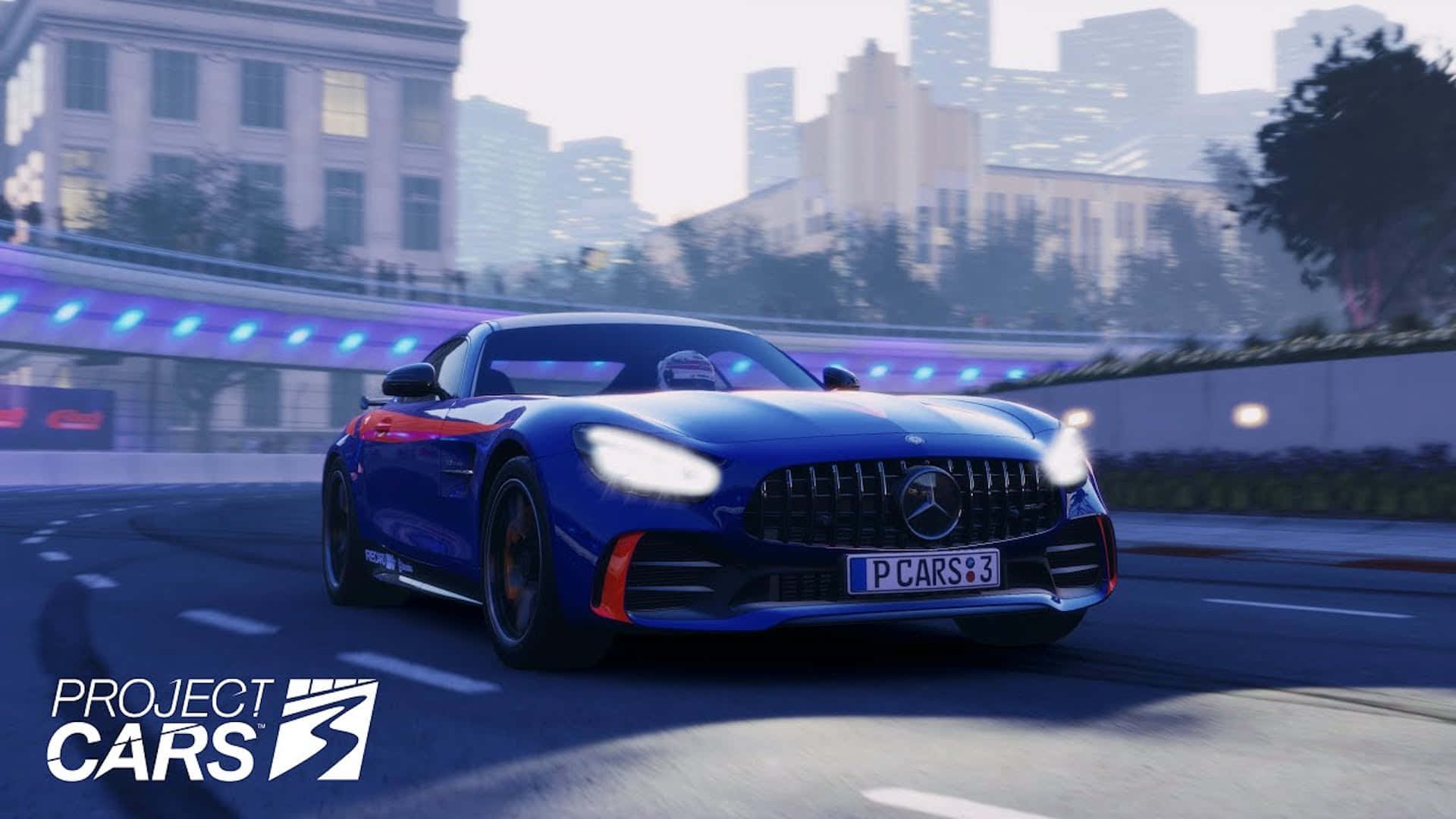 1920x1080 Project Cars 桌布 壁紙 — 一輛時尚的藍色 Mercedes-AMG GT 在黃昏時分穿過未來主義的城市景觀，霓虹燈閃爍，高樓林立。