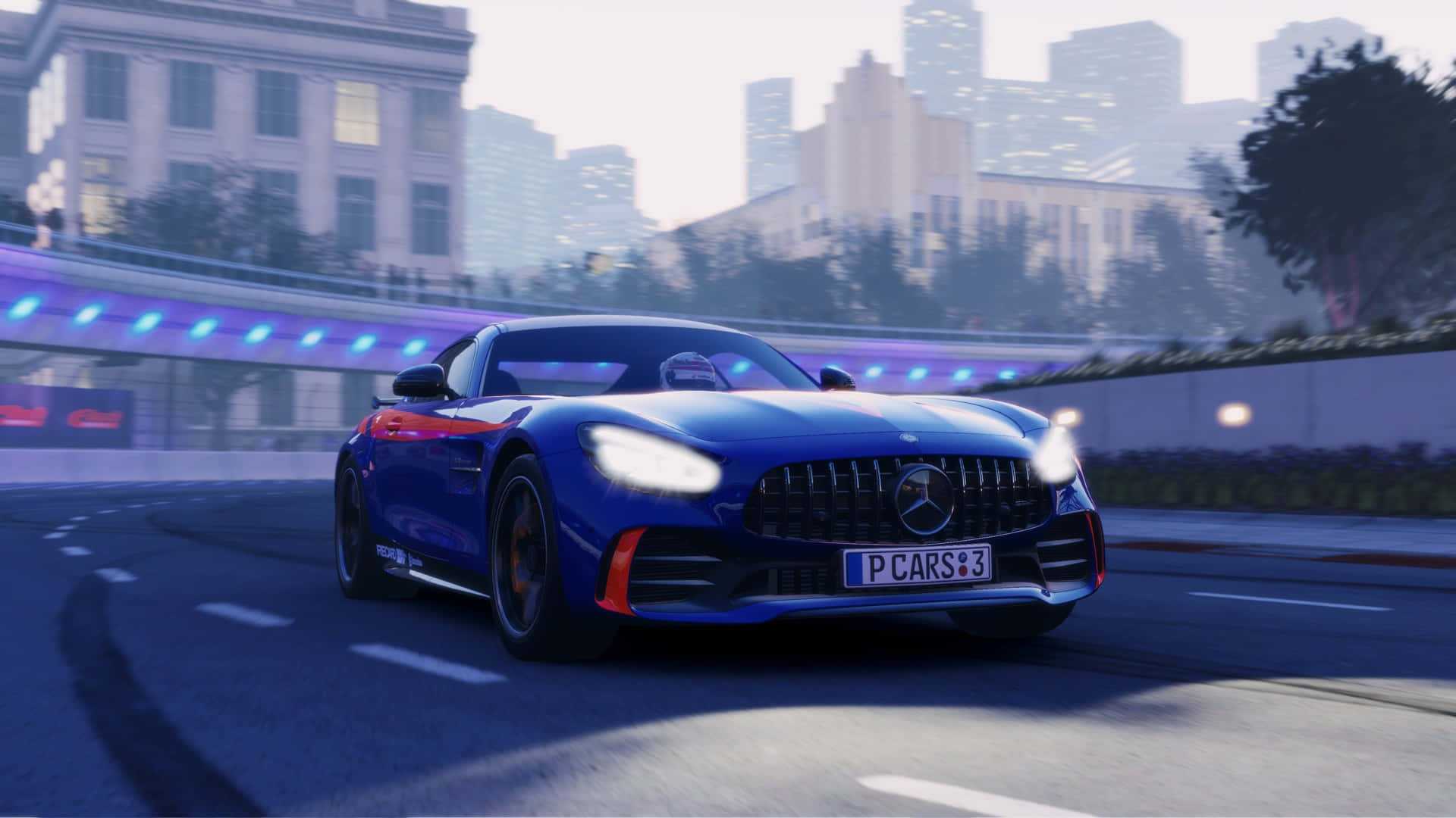 電玩遊戲 桌布 壁紙 — 一輛時尚的藍色 Mercedes-AMG GT 在黃昏時分穿過未來主義的城市景觀，伴隨著發光的霓虹燈。