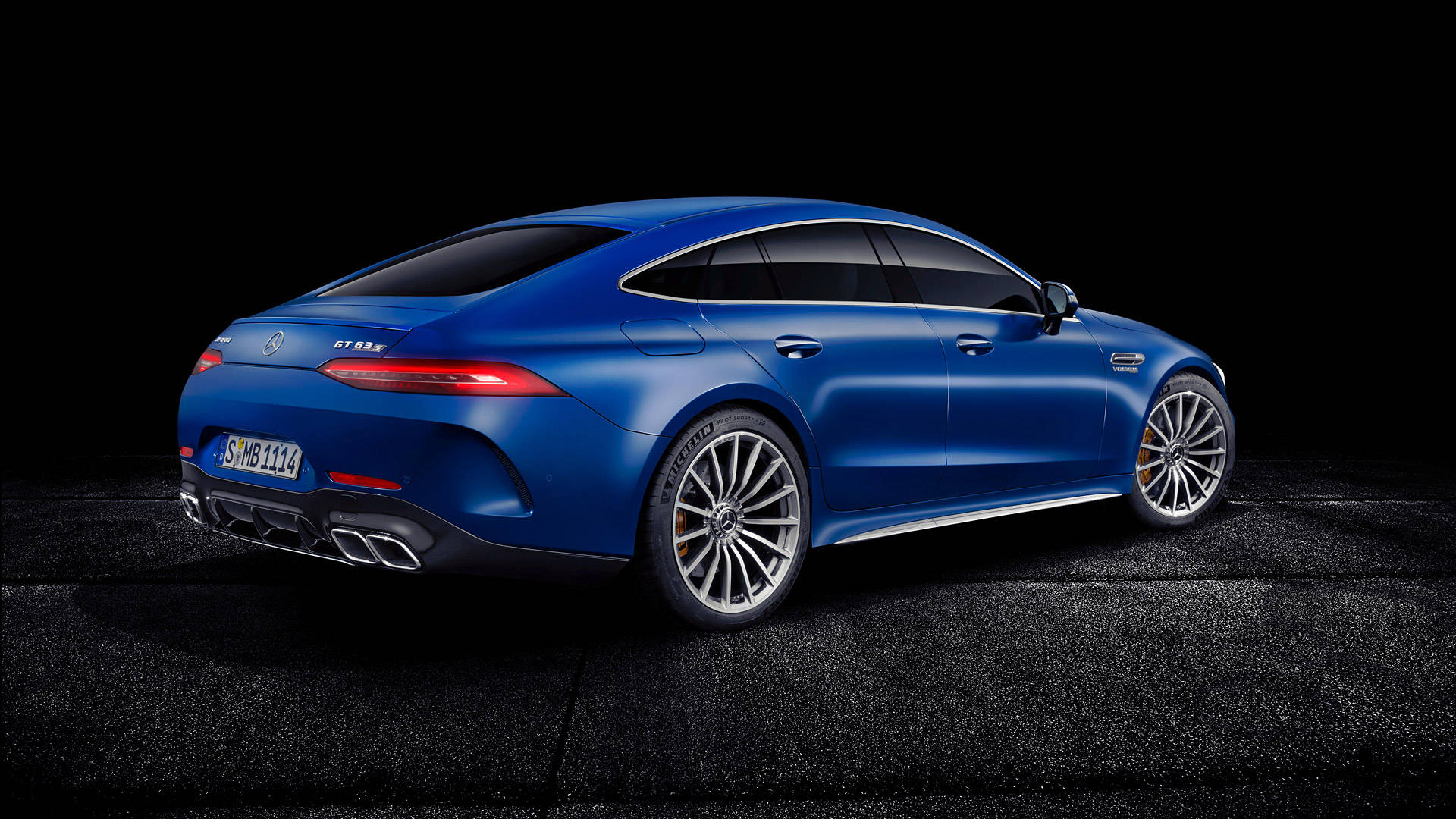 Mercedes Amg 桌布 壁紙 — 一輛時尚的藍色 Mercedes-AMG GT S 轎跑車在黑色瀝青背景下於攝影棚燈光下閃耀。