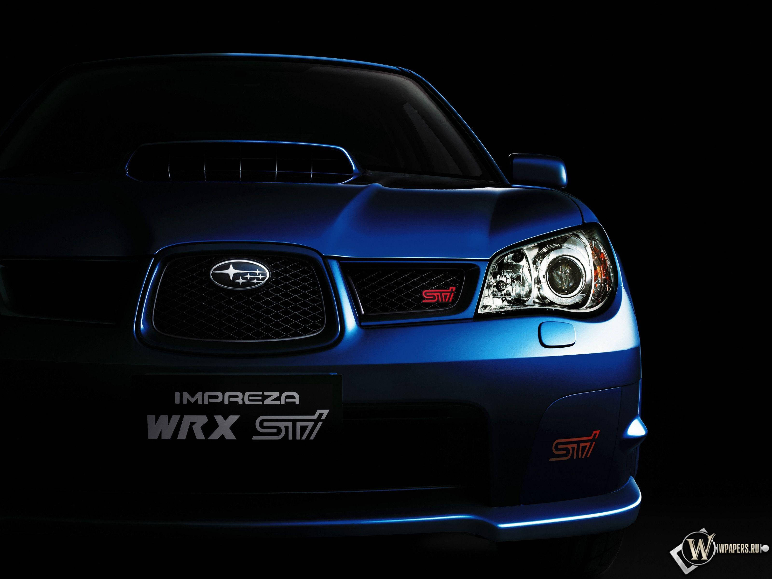 昴 桌布 壁紙 — 一輛時尚的藍色 Subaru Impreza WRX STI 在黑色背景下的戲劇性工作室燈光中閃耀。